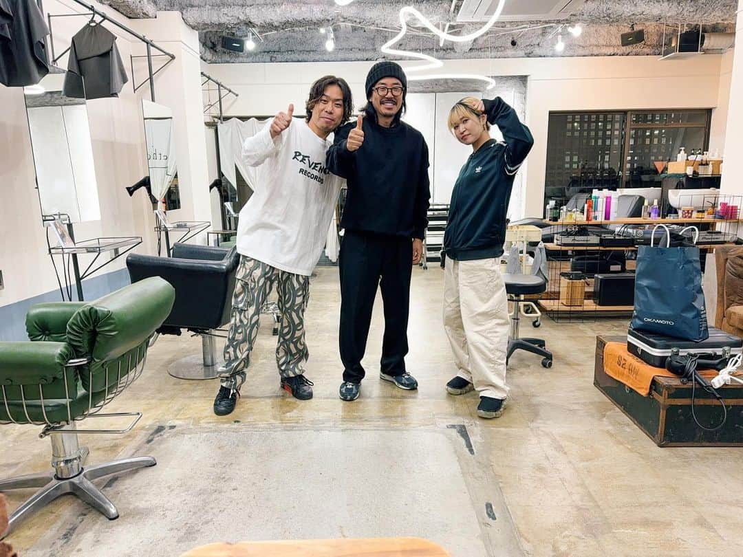 のインスタグラム：「有り難う御座いました😌  今回お店の改装工事の為３週間お世話になりました💫  @ethica_koba さん @yuka09_25_28 さん @ayaka_n0510 さん  本当にお世話になり有り難う御座いました😌  #大阪縮毛矯正 #大阪髪質改善 #髪質改善 #縮毛矯正大阪 #縮毛矯正 #酸性ストレート #大阪酸性ストレート」