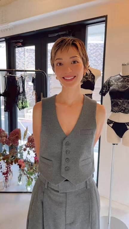 のインスタグラム：「EVY EXHIBTION🖤」