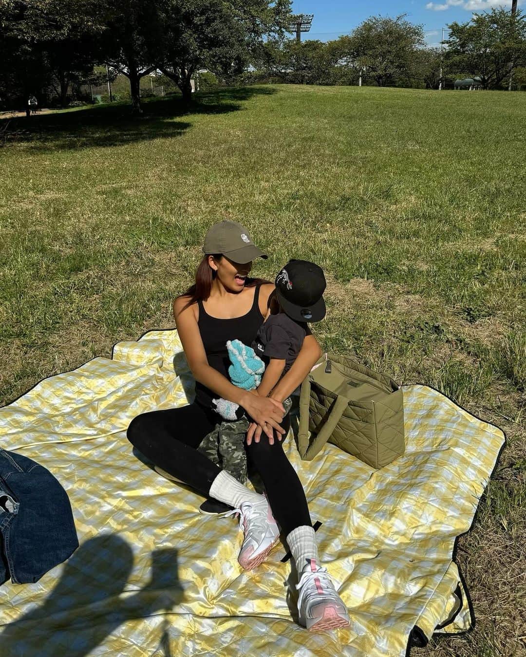 のインスタグラム：「え？10月末だよね…？👀（笑） 私の服装真夏なんですけど。  旦那さんが写真撮ってくれてる影が うつってるー🦖💕」