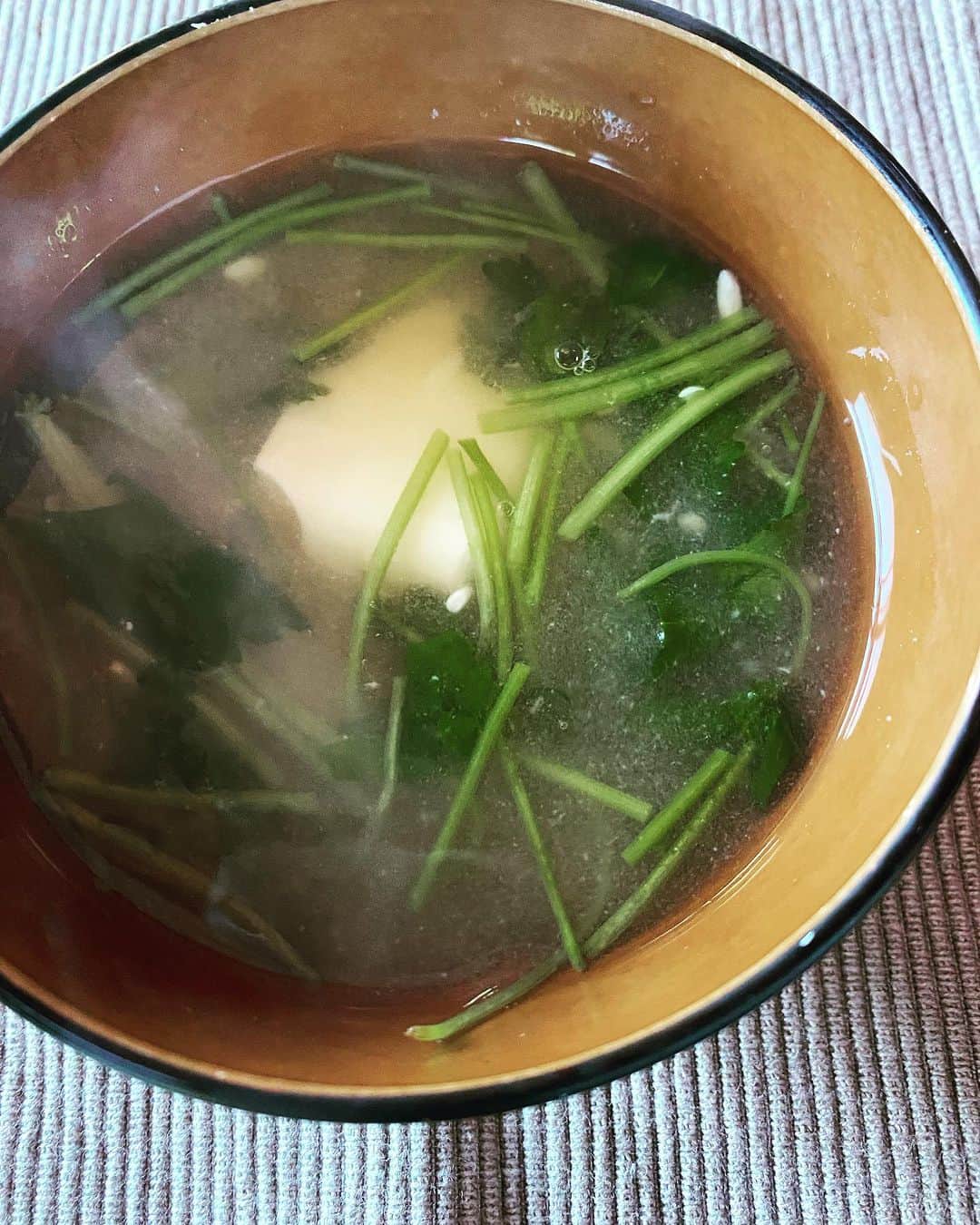 福原美穂のインスタグラム：「福原味噌完成  今年も菌活ありがとう😭 今年は2年続けたレシピを間違え！💦 麹が半分(これが通常) 毎年麹倍でやってたので、なんだろうなんか円やかさがちがう🤔 でも、自分で作れば美味しいし、手前味噌だけど、2月に仕込んで9ヶ月間頑張ってくれました。このままこれからの季節は放置してもいいけど、わたしは冷凍庫保存です😍  まさか味噌作るとはですが コロナ禍も経て色々勉強させてもらった 私たちはいろんな菌と共存してるから、お腹にも良い菌をたくさん与えるのがいいですね😍  自分のお味噌汁がやっぱ一番好きです。 今日はお豆腐と三つ葉だけでシンプルに頂きます🙏  自然よありがとう😭  今年も3きろいかないくらいかな。 しばらくはこれで凌ぎます笑  #miso #homemade #9month #fermentation」