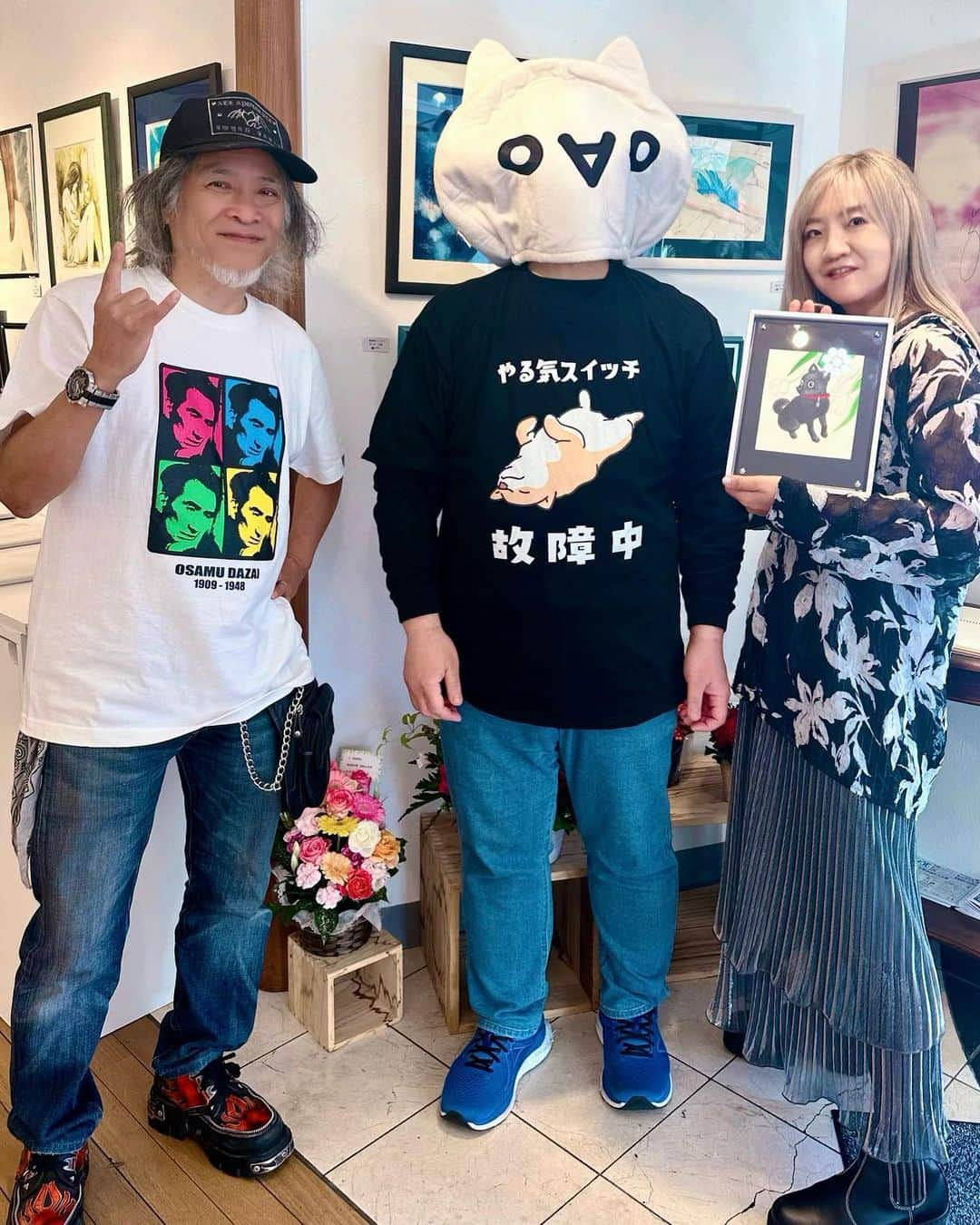 喜国雅彦＆国樹由香のインスタグラム：「個展3日目。国樹の長い長い読者さまであり、コミケの強力な助っ人であるKさんが来てくれました。お約束のかぶり物とTシャツ持参。笑　いつも本当にありがとう！（由）  #art #artwork #artist #mangaartist #exhibition #kichijoji #tokyo #japan #喜国雅彦 #月光の囁き展 #オマケの #国樹由香 #リベストギャラリー創  #10月19日から25日まで開催 #オープン12時クローズ19時 #最終日は17時まで #入場無料 #よろしくお願いいたします」