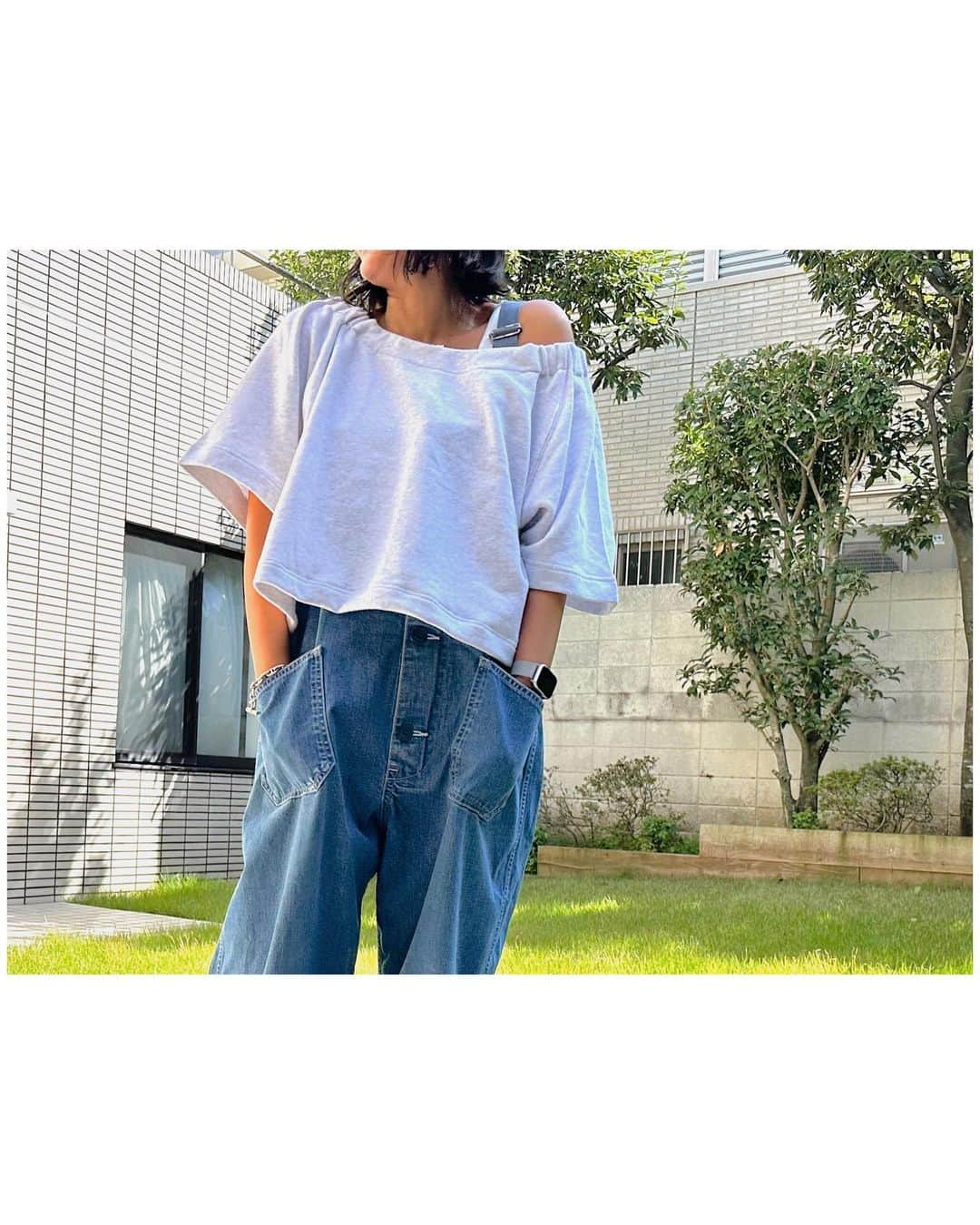 李ヒャンさんのインスタグラム写真 - (李ヒャンInstagram)「Tmps/OFFSHOULDER SWEAT TOPS(grey) Iner/ LAYERED TANK(white) ゴムは一部にしか入れていないので オフショルダーでも 片側だけオフショルダーでも オフショルダーにしなくても 着ていていただけます。 トレーニングやフィットネスの時のウェアとも相性抜群なので普段着以外でも絶対使える1枚だと思います。 私もトレーニングの時間違いなく着るー！！ 着丈が短めなのでキャミワンピやオーバーオール合わせも👍 本日20時からインスタライブ予定です。 お時間あればぜひご参加ください♡  *予約特典ありの予約会は23日(月)21時までです。  #fashion #style #dailyfashion #casualstyle #remake #herfee #herfee2024ss #herfee_official」10月22日 11時36分 - 73hyang