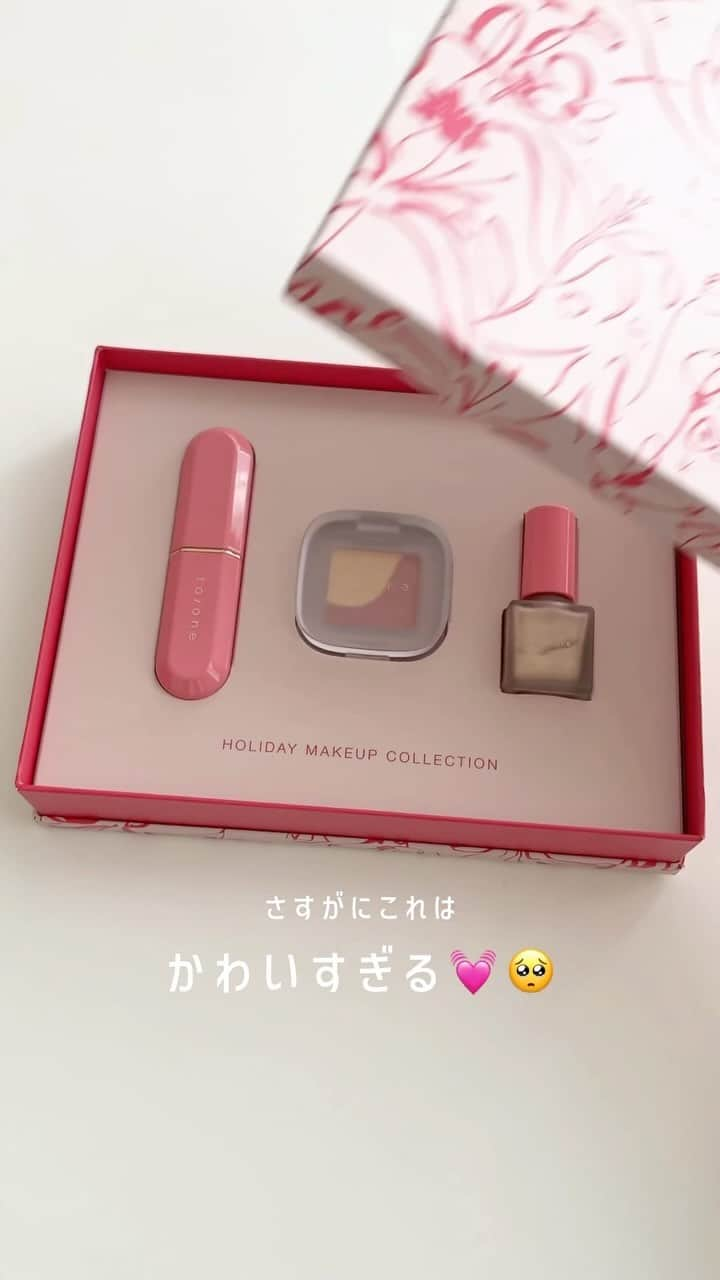 MERY BEAUTYのインスタグラム：「さすがにこれはかわいすぎる🎄💓  今年もto/oneからかわいすぎるコフレが登場するよ♡ 街が輝きに染まるクリスマスシーズンをコフレに詰め込んでいるんだとか✨  大人気2色アイシャドウや秋の新作リップ、 ネイルポリッシュの限定色が入っているよ🤍  クリスマスシーズンには絶対使いたくなっちゃう🥺💗  🎀to/one ( @toonecosmetics ) ホリデー メイクアップ コレクション 2023 ¥5,940  #toone #toonecosmetics #トーン #ホリデーコスメ #クリスマスコスメ #ホリデーコレクション #クリスマスコフレ #クリスマスプレゼント #限定コスメ #新作リップ #ペタルフロートアイシャドウ #カラーブロッサム #ネイルポリッシュ #ホリデーコフレ」