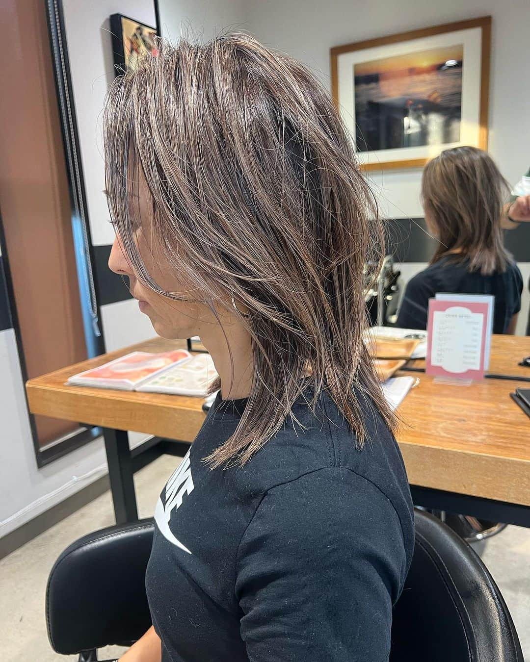 岡部亜紀さんのインスタグラム写真 - (岡部亜紀Instagram)「イメチェン💇🏽‍♀️✨ ボブからレイヤードに カラーは、ミルクティー @parade92  @f.paradeseaside  #いつもありがとうございます #白髪ぼかし #ハイライト #洗いっぱなしでもキマる #カット技術 #いつも感動 #いつもお任せ」10月22日 11時33分 - akiokabe