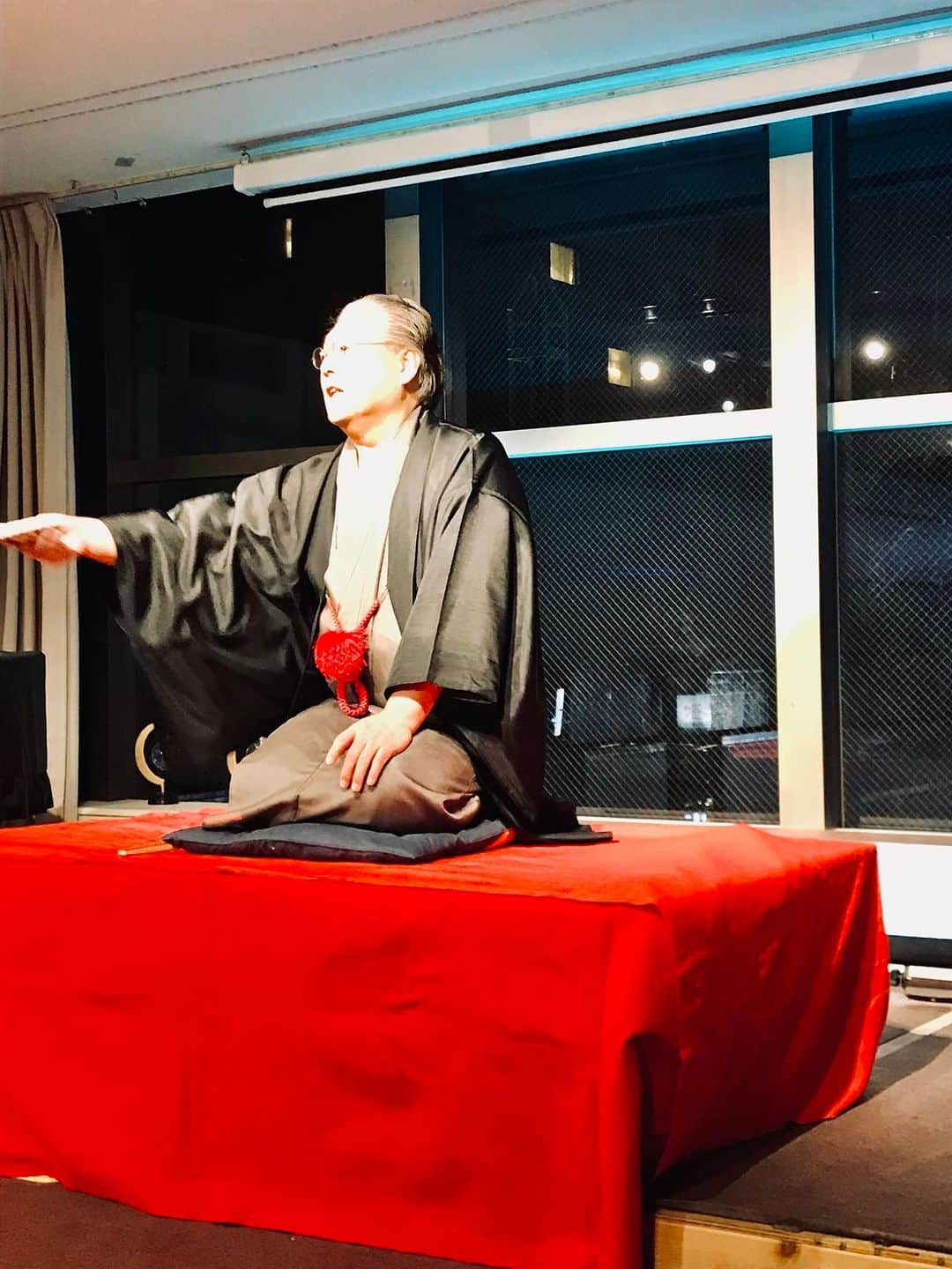 桂七福のインスタグラム：「【宣伝】「お笑い寄席・ぽっぽこ亭」10/25(水)  19:30開演 20:45終了 1,500円(別途1オーダー制) 徳島駅前ぽっぽ街・阿波けんどビル7F「コティ」(電話 088-626-3814) 徳島の夜景と落語2席をぜひ〜♪(桂七福)」