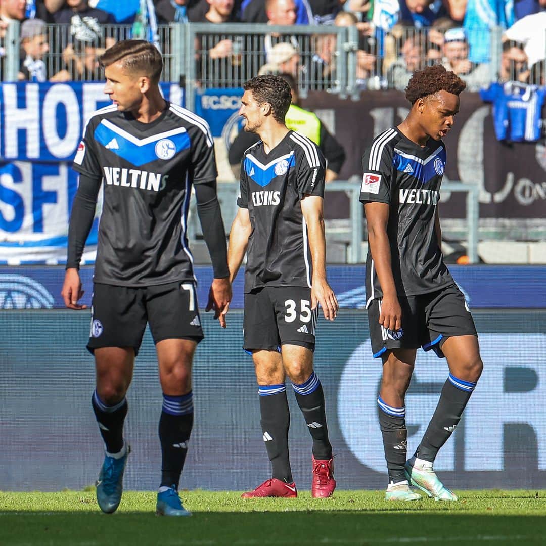 シャルケ04のインスタグラム：「Niederlage in Karlsruhe. . #KSCS04 3:0 . . #Schalke #S04 #Matchday #Football #Soccer #Fußball #Futbol #Knappen #EinLebenLang #🔵⚪️」