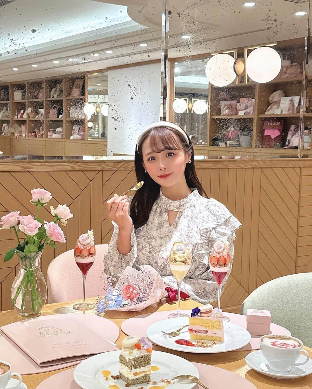 計良日向子（ひなひ）のインスタグラム：「. Maison de FLEUR 10周年アニバーサリーイベントへ🍰🎀 @maisondefleur_press . . . . 可愛いが詰まりすぎてるイベント🥹💞 改めて10周年おめでとうございます♡ フォトスポットやカフェもあって 盛りだくさんのイベントだった💐 . . . お友達にもたくさん会えて楽しい1日だった🎀 . . . 👗ワンピース　@ingnistore . . . . #maisondefleur #メゾンドフルール #アニバーサリーケーキ #東京カフェ #恵比寿カフェ #中目黒カフェ #maisondefleur10」