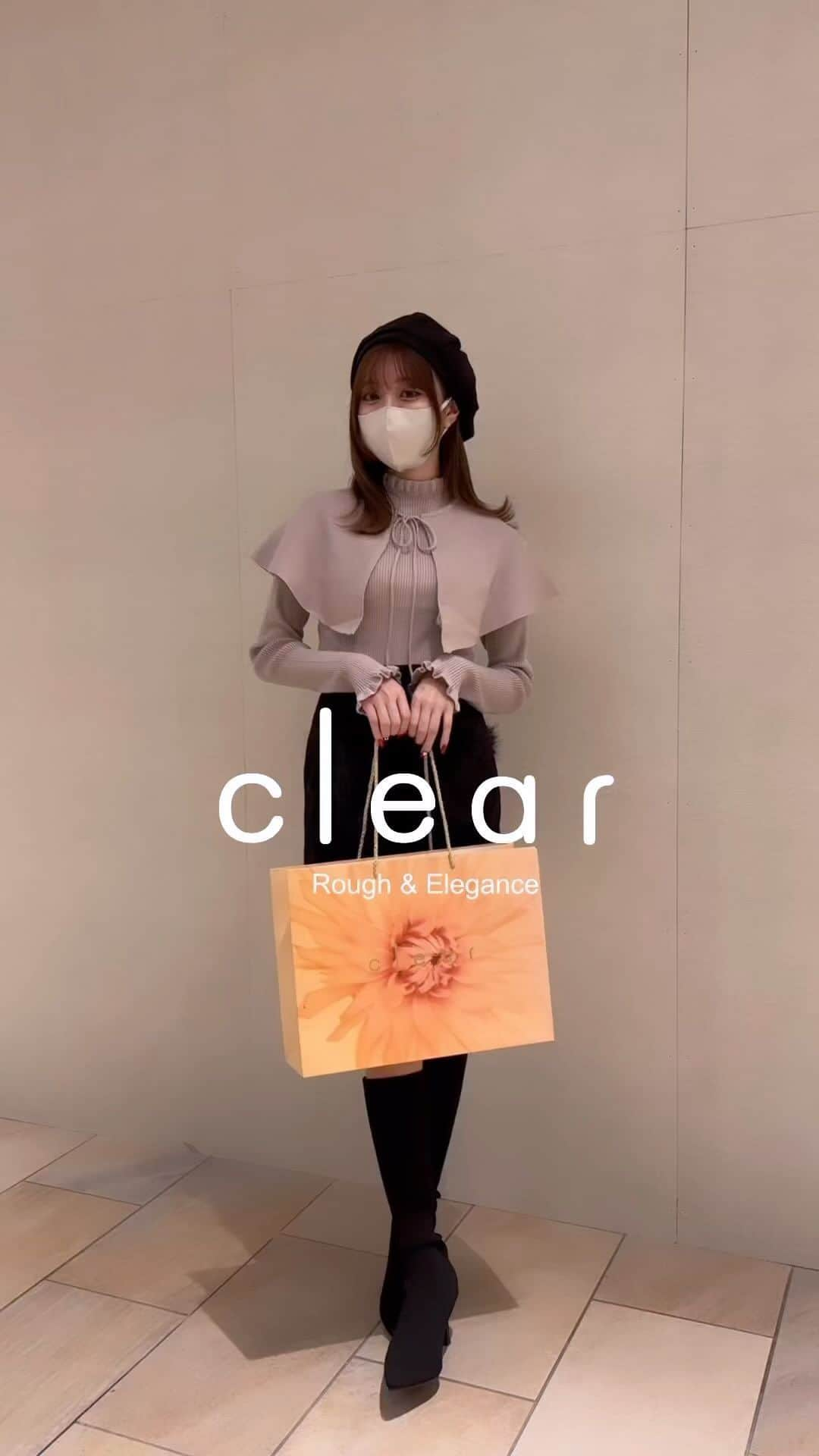 Ayanaのインスタグラム：「✔clearのプチプラコーデ ⁡ @clear.official のプチプラアイテムで 秋冬のコーデを組んでみました🐰 ⁡ ① ケープ付きのトップスとファー付きのスカートの相性抜群👼🏻 ベレー帽かぶるとさらに可愛い🖤 ▶︎tops : 2wayケープ＋ニットトップスSET CL7746 ¥3,234 ▶︎skirt : ファーポケットミニスカート CL7884 ¥2,574 ▶︎beret : 無地ベレー帽 CL8053 ¥1,100 ⁡ ② 王道ミニワンピで肩あきでさりげなく肌見せ🫣♡ ▶︎op : 肩開きフェザーリブニットミニワンピース CL7807 ¥4,290 ▶︎bag : ツイードバニティバッグ CL8037 ¥2,145 ⁡ ③ カジュアルなトップスにデニムでどこでもおでかけコーデ👏🏻 ▶︎tops : ウール混ショートニットトップス CL7871 ¥3,630 ▶︎pants : カットオフフレアデニムパンツ CL7630 ¥2,772 ▶︎bag : 配色ショルダーポシェット CL8027 ¥2,145 ⁡ ⁡ ⁡ #プチプラ #プチプラコーデ #プチプラ高みえコーデ #骨格ナチュラル #骨格ウェーブ #骨格ストレート #clear #クリア #clearコーデ #clear購入品  #clear購入品紹介 #clear新作 #ミニ丈 #ミニスカ #ミニスカート #秋コーデ #秋服 #ショート丈 #デニム #ベレー帽 #ファー #ミニワンピ #ツイード」