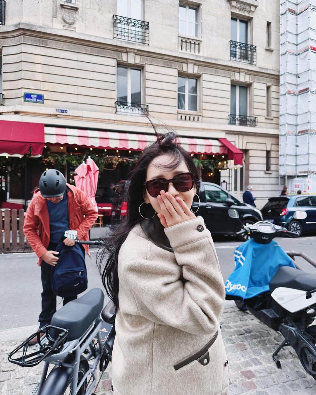 ナム・ギュリのインスタグラム：「free time🎨🔥🍀⏰  빙구웃음 🤭」