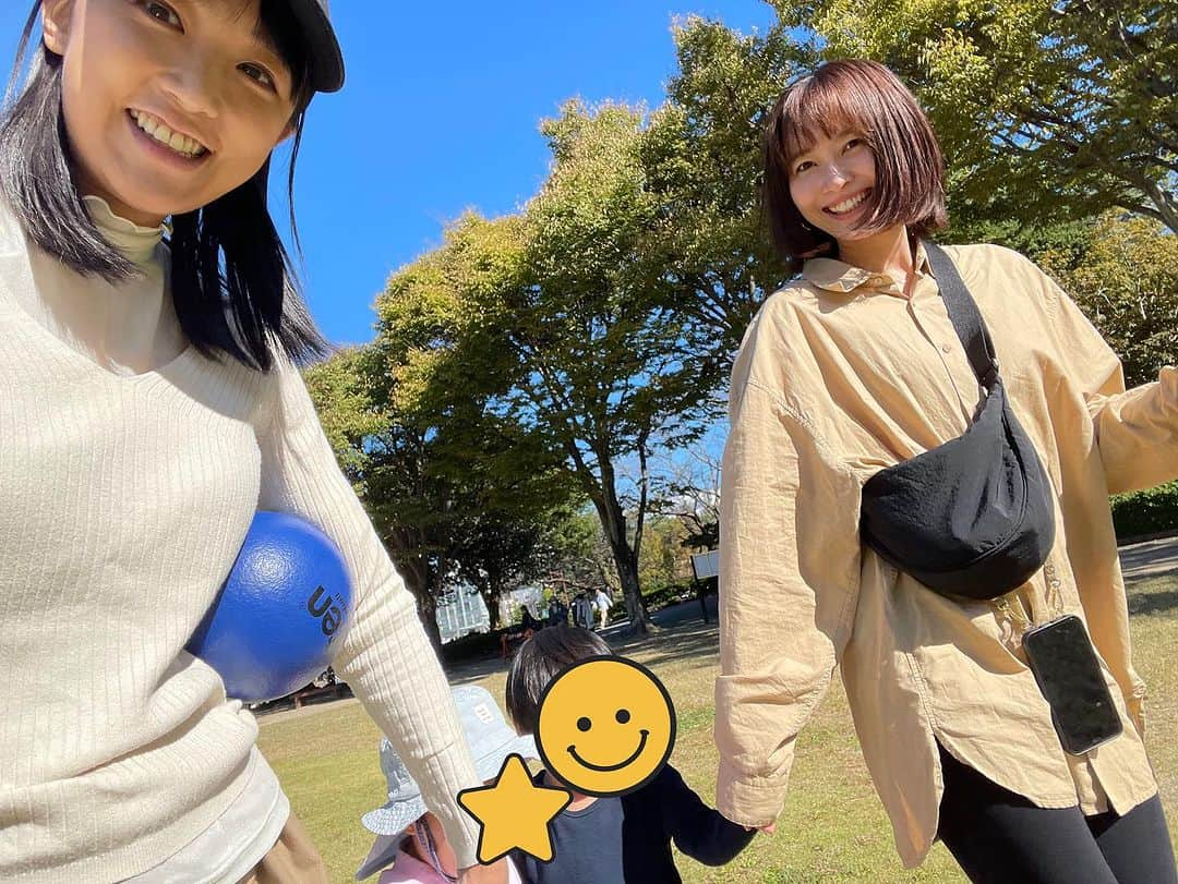 竹内由恵のインスタグラム：「秋晴れでピクニック日和！ 外は気持ちいいですねー✨✨ 久しぶりに久冨慶子ちゃんとも会えました。 子供たちも成長してきて、おもちゃの取り合いにはあまりならず、仲良く遊んでくれていました🎵  その前日には、我が家にお友達を呼んで遊びました！ 夫がいない週末はお友達と遊ぶのが一番！！ おかげさまで、母子共に充実した1日になりました☺️（下の子はこういうとき、ほぼ空気…ごめんね。。一応写真は撮ってもらった❤️）」