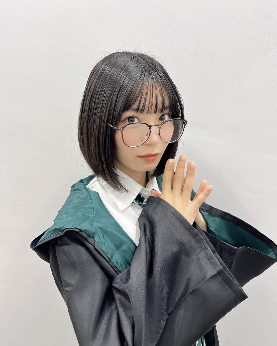 日高里緒のインスタグラム：「スリザリン所属です🪄  みんなでハリーポッターのコスプレしました★  りおはハリーとポッター別の人だと思ってました。。。 怖。笑  これを機に勉強します、、、  みんなは登場人物誰がすきー？  #ハリーポッター #helloween  #harrypotter」