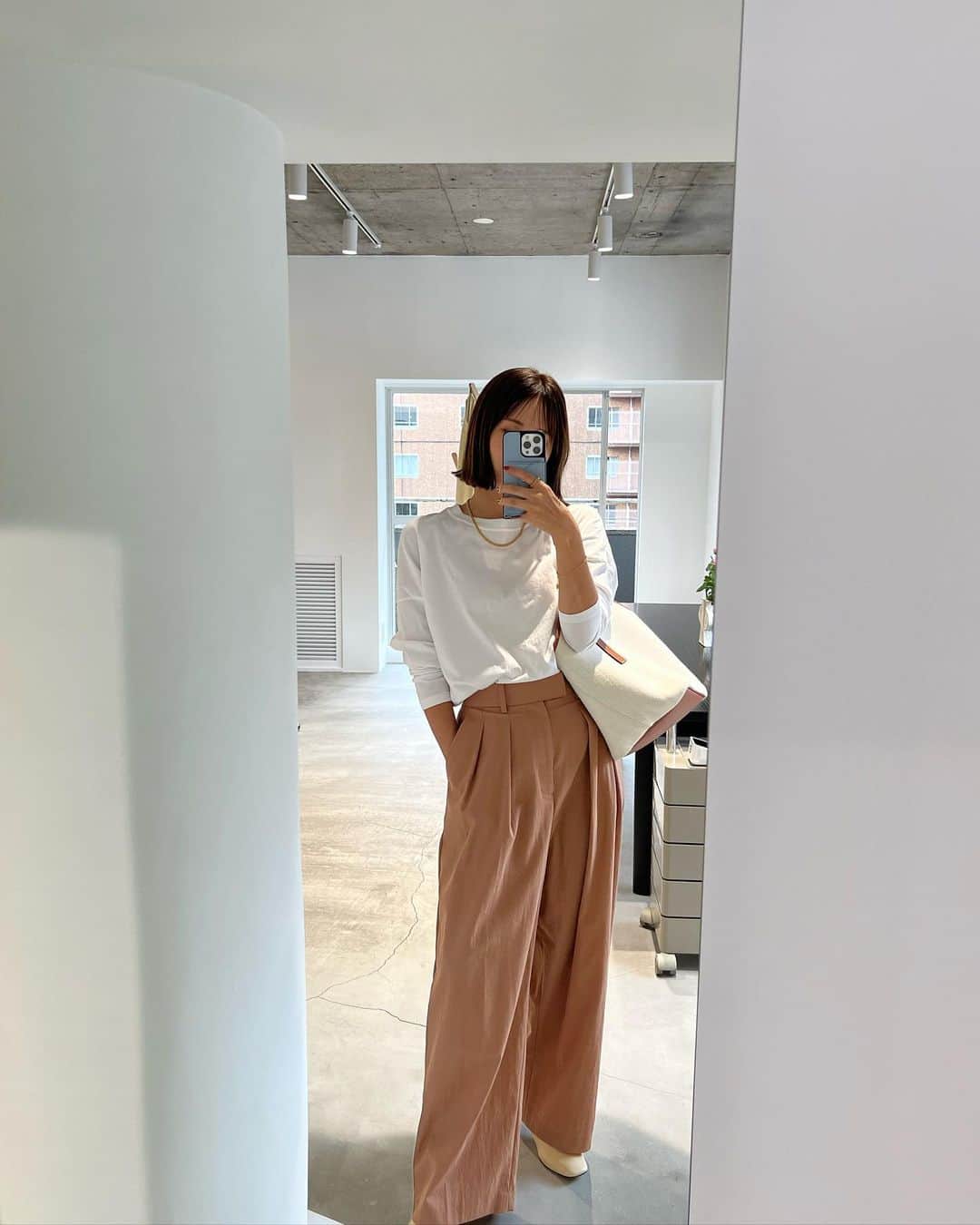 安藤絵里菜さんのインスタグラム写真 - (安藤絵里菜Instagram)「・ 昨日のvlogでのお買い物🛍️ 新しいジュエリーをお迎え @aletta_jewelry_official 💍  フープピアスもやっぱり欲しいなぁ💭  #表参道#表参道カフェ#ジュエリー#リング#ゴールドアクセサリー#手は黒い🖐️」10月22日 22時28分 - andoerina_official