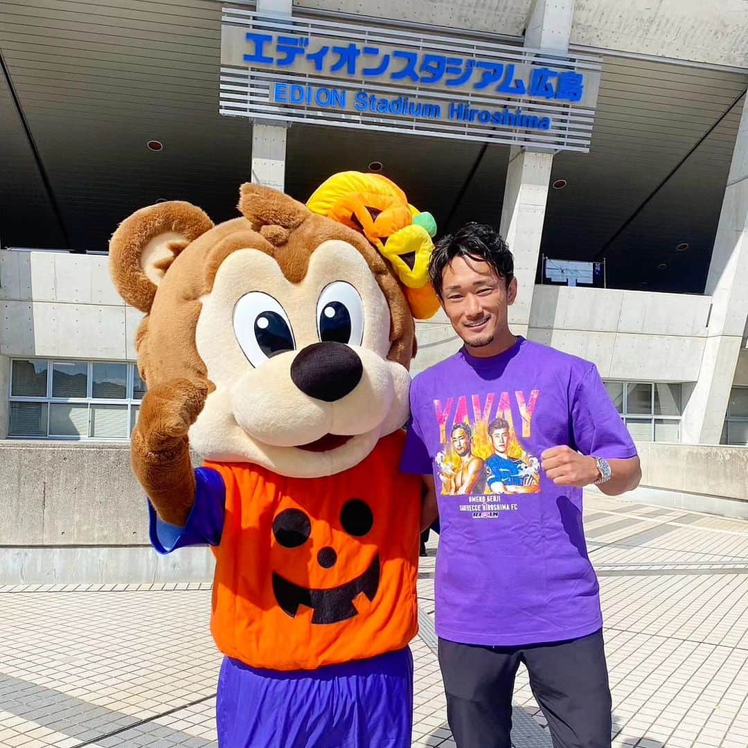 梅野源治さんのインスタグラム写真 - (梅野源治Instagram)「10月21日 “サンフレッチェ広島”様にお声掛けいただき エディオンスタジアム広島に行ってきました！！  サンフレッチェ広島 🆚 セレッソ大阪   試合内容はマジで激アツ  YAVAYほどに面白かった⚽🔥 両チームともメチャクチャ攻めていたけど 両チームのGKの守りが鉄壁だったから 結果としては0-0でした🤝 でも、マジ白熱の試合内容だった!!（語彙力なくてごめんなさい。。）  “サンフレと僕”のコラボ物販&コラボグルメでは たくさんの方たちが並んで商品をご購入いただき メチャクチャ嬉しかったな〜  それに、僕のトークショーまで たくさんの方たちが聞いてくれた😭　 （似顔絵を書いてプレゼントしてもらえたり、僕の応援グッズを作ってきてくれたり‥‥‥あたたか過ぎてYAVAYだろ🥹）  　 “サンフレッチェ広島”様から 特別ユニフォーム(YAVAYバージョン) をプレゼントいただき  サンフレ選手の方たちや“サンチェ君”にも会えたし サッカー界のレジェンド“森崎 和幸”さんともお話できたし、サポーターの方たちとも触れ合えたし  何と言っても 荒木隼人選手のJ1リーグ通算150試合出場達成 のお祝いもさせていただけたし……… もう最高すぎてYAVAYだろ⚽🔥🤜  こうやってスポーツの垣根を超えた繋がりって本当に大切だと思う。  僕はこれからもサンフレッチェ広島のベビ梅だ〜🤝 #また必ず #俺たちはベビ梅だ」10月22日 22時29分 - genji_umeno