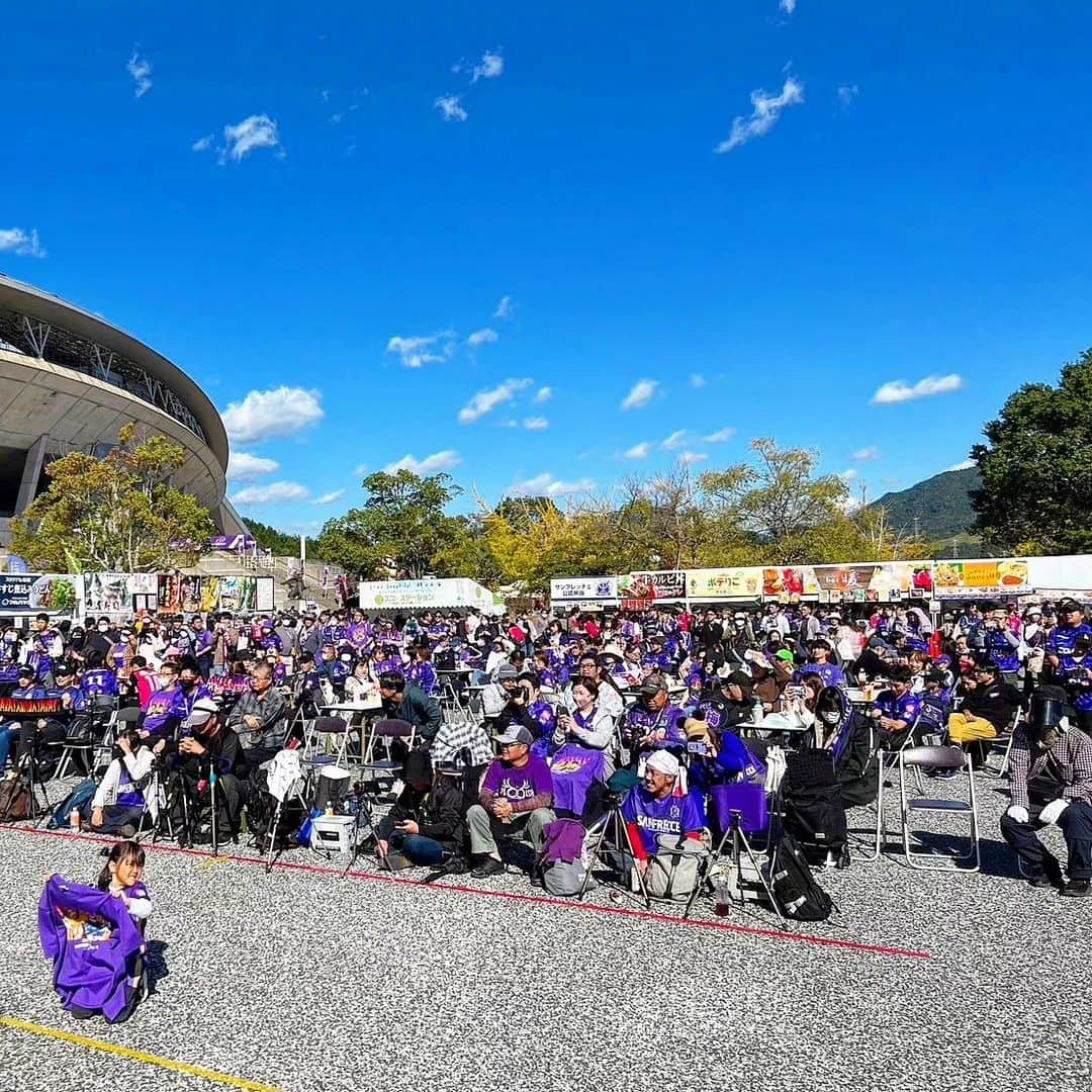 梅野源治さんのインスタグラム写真 - (梅野源治Instagram)「10月21日 “サンフレッチェ広島”様にお声掛けいただき エディオンスタジアム広島に行ってきました！！  サンフレッチェ広島 🆚 セレッソ大阪   試合内容はマジで激アツ  YAVAYほどに面白かった⚽🔥 両チームともメチャクチャ攻めていたけど 両チームのGKの守りが鉄壁だったから 結果としては0-0でした🤝 でも、マジ白熱の試合内容だった!!（語彙力なくてごめんなさい。。）  “サンフレと僕”のコラボ物販&コラボグルメでは たくさんの方たちが並んで商品をご購入いただき メチャクチャ嬉しかったな〜  それに、僕のトークショーまで たくさんの方たちが聞いてくれた😭　 （似顔絵を書いてプレゼントしてもらえたり、僕の応援グッズを作ってきてくれたり‥‥‥あたたか過ぎてYAVAYだろ🥹）  　 “サンフレッチェ広島”様から 特別ユニフォーム(YAVAYバージョン) をプレゼントいただき  サンフレ選手の方たちや“サンチェ君”にも会えたし サッカー界のレジェンド“森崎 和幸”さんともお話できたし、サポーターの方たちとも触れ合えたし  何と言っても 荒木隼人選手のJ1リーグ通算150試合出場達成 のお祝いもさせていただけたし……… もう最高すぎてYAVAYだろ⚽🔥🤜  こうやってスポーツの垣根を超えた繋がりって本当に大切だと思う。  僕はこれからもサンフレッチェ広島のベビ梅だ〜🤝 #また必ず #俺たちはベビ梅だ」10月22日 22時29分 - genji_umeno