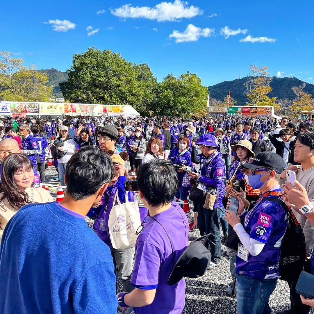 梅野源治さんのインスタグラム写真 - (梅野源治Instagram)「10月21日 “サンフレッチェ広島”様にお声掛けいただき エディオンスタジアム広島に行ってきました！！  サンフレッチェ広島 🆚 セレッソ大阪   試合内容はマジで激アツ  YAVAYほどに面白かった⚽🔥 両チームともメチャクチャ攻めていたけど 両チームのGKの守りが鉄壁だったから 結果としては0-0でした🤝 でも、マジ白熱の試合内容だった!!（語彙力なくてごめんなさい。。）  “サンフレと僕”のコラボ物販&コラボグルメでは たくさんの方たちが並んで商品をご購入いただき メチャクチャ嬉しかったな〜  それに、僕のトークショーまで たくさんの方たちが聞いてくれた😭　 （似顔絵を書いてプレゼントしてもらえたり、僕の応援グッズを作ってきてくれたり‥‥‥あたたか過ぎてYAVAYだろ🥹）  　 “サンフレッチェ広島”様から 特別ユニフォーム(YAVAYバージョン) をプレゼントいただき  サンフレ選手の方たちや“サンチェ君”にも会えたし サッカー界のレジェンド“森崎 和幸”さんともお話できたし、サポーターの方たちとも触れ合えたし  何と言っても 荒木隼人選手のJ1リーグ通算150試合出場達成 のお祝いもさせていただけたし……… もう最高すぎてYAVAYだろ⚽🔥🤜  こうやってスポーツの垣根を超えた繋がりって本当に大切だと思う。  僕はこれからもサンフレッチェ広島のベビ梅だ〜🤝 #また必ず #俺たちはベビ梅だ」10月22日 22時29分 - genji_umeno