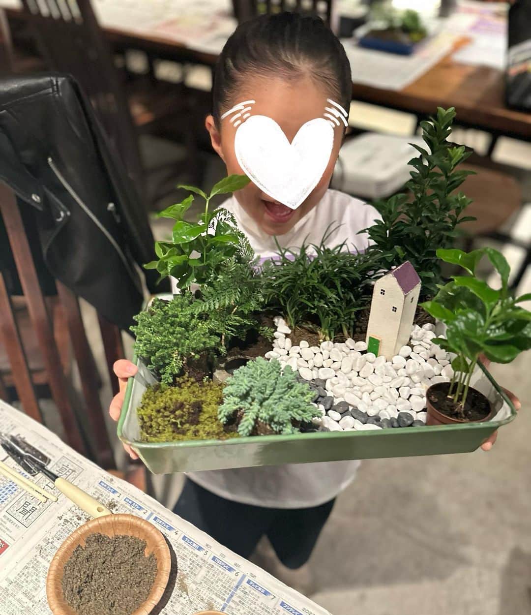 鈴木六夏さんのインスタグラム写真 - (鈴木六夏Instagram)「今日は「箱庭つくり」のワークショップに娘とチャレンジしました！箱庭って初めてっ！  小さなガーデン作りに 娘は植物を選び、石を選び、”苔”というものを初めて触れ とても楽しんでいました✨よかったー☺️ 良かれも思って体験させてみる色んなこと ご本人のハマるハマらない、もあるわけで 前者だったときは嬉しく一安心。  小さなお庭の中に、 ここにはクマが住んでいて ここは池で こっちにはワニが住んでいて….♡と  なかなかデンジャラスな庭だね🤣💦と思いつつ 楽しい想像を膨らませていました！  @mokichi_baker_and_sweets_cafe  @greenetta.inc ありがとうございました☺️☺️☺️☺️」10月22日 22時29分 - rikuka.62
