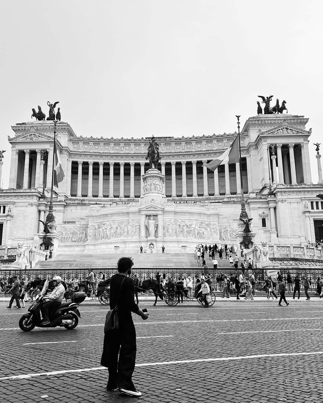 マーロン・テシェイラさんのインスタグラム写真 - (マーロン・テシェイラInstagram)「The most incredible thing about miracles is that they really happen. ✨🍀💫   O mais incrível dos milagres é que eles realmente acontecem. ✨🍀💫  Bella Roma. 🙏🇮🇹🫶🏽  —- 🎩…Peace&Light…♻️ —-   #Roma #Italy #GoodVibesOnly」10月22日 22時30分 - marlontx