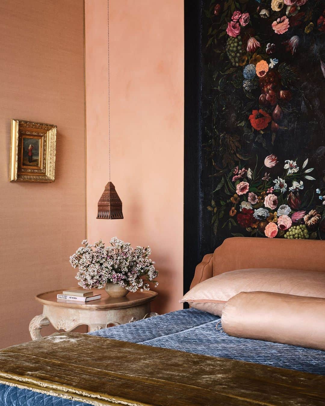 ELLE DECORのインスタグラム：「“I’m an architect who is stereotypically nervous about color,” jokes @lakeflato’s Vicki Yuan. In this San Antonio renovation, however, she embraced what she calls “makeup tones”—beiges, peaches, and buffs—to give the house a warm, feminine energy. For instance, rosy grass-cloth and plaster panels cover the walls of the primary bedroom, where a monumental black antique painting functions as a sort of ceiling-height headboard. A perforated copper pendant light by Isaac Maxwell floats above the bedside table. “The house showcases everything perfectly—my art collection and my other collections. There’s a push and pull,” says the client, Stacey Hill.   Click the link in bio for the full tour of this eclectic Texas home. Written by @anna_fixsen. Photographed by @douglasfriedman. Styled by @jennyoconnorstudio.」