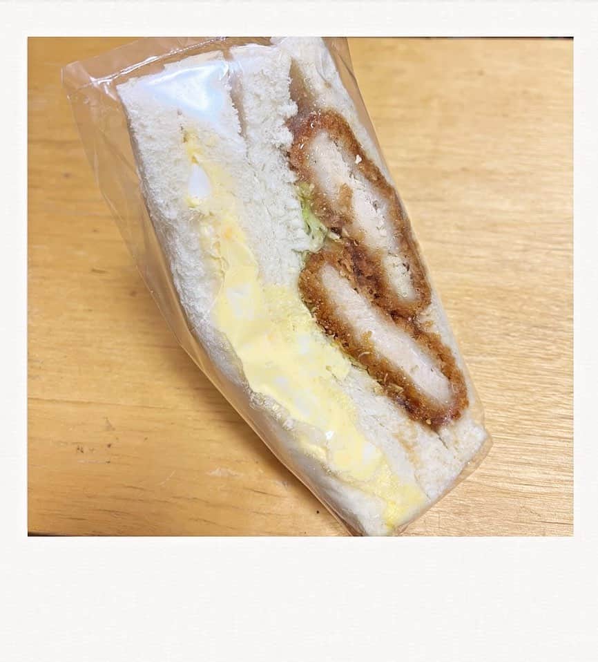 かせきさいだぁのインスタグラム：「代田橋のスリーコンカフェで買った「卵×チキンカツ」のサンドイッチ❤️250円〜」