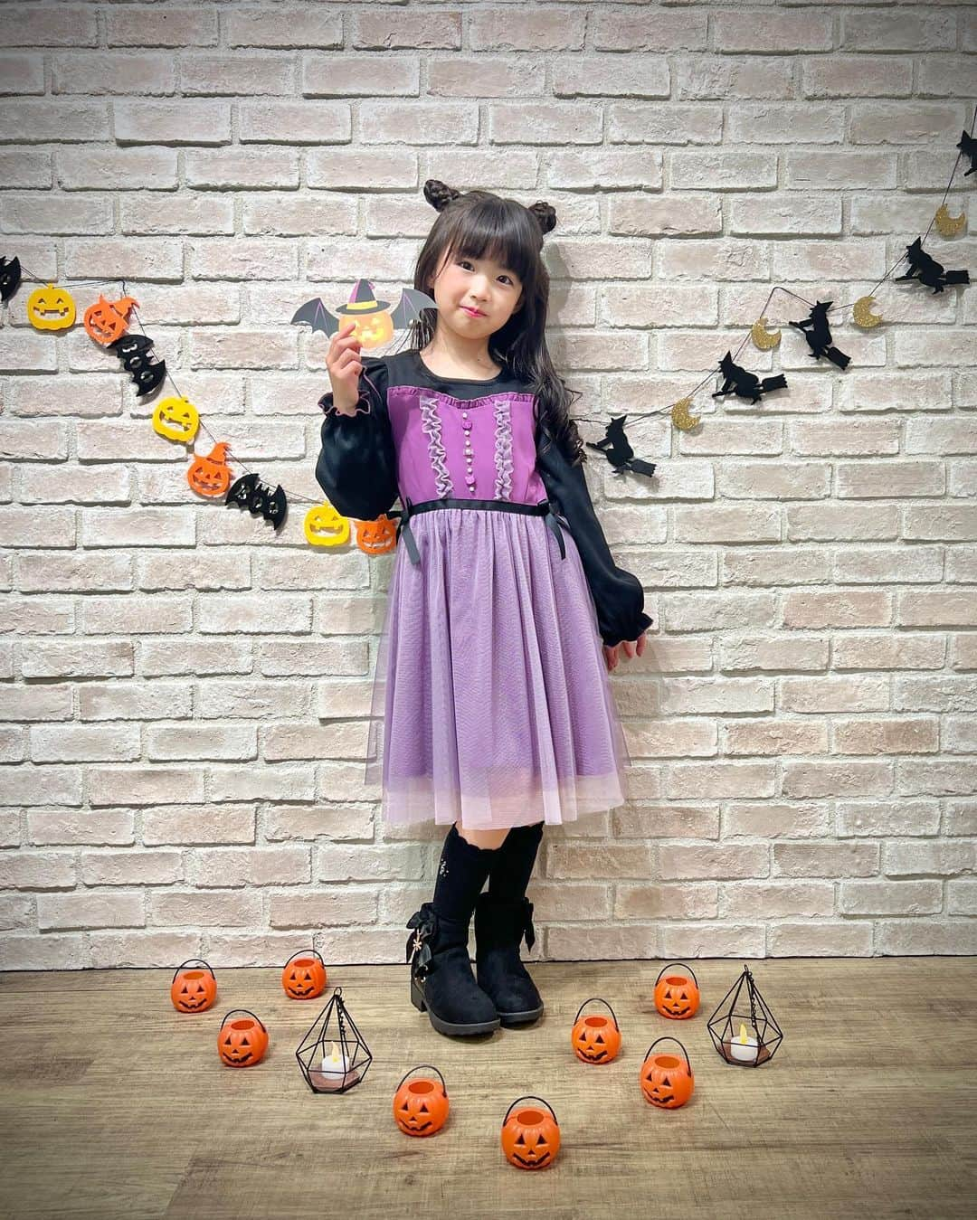 axes_femme_kidsさんのインスタグラム写真 - (axes_femme_kidsInstagram)「🎃HappyHalloween🍬  ハロウィーンイベントにもぴったり♪ 着心地の良いリブカットソーとのドッキングワンピース🍭 スカート部分は、キラキラのラメチュールに 派手すぎないように無地チュールを重ね ふわっとしたシルエットがポイント🎀  🎃キラキラチュール切替ワンピ 120cm~150cm 展開 ¥6,600(税込)  . . . . ✻model :sayuちゃん✻ @sayu_melody   . . *:..｡♡*ﾟ¨ﾟﾟ･*:..｡♡*ﾟ¨ﾟﾟ･*:..｡♡*ﾟ¨ﾟ･*:..｡♡*ﾟ¨ﾟﾟ･*:.  #ハロウィンコーデ  #axesfemme #axes #アクシーズ  #axesfemmekids #アクシーズキッズ  #2023aw #オシャレキッズ #キッズファッションショー #キッズ  #キッズコーデ #秋コーデ #kawaiiでつながろっ #axesfemmeでもっとつながろう  *:..｡♡*ﾟ¨ﾟﾟ･*:..｡♡*ﾟ¨ﾟﾟ･*:..｡♡*ﾟ¨ﾟ･*:..｡♡*ﾟ¨ﾟﾟ･*:」10月22日 20時56分 - axes_femme_kids