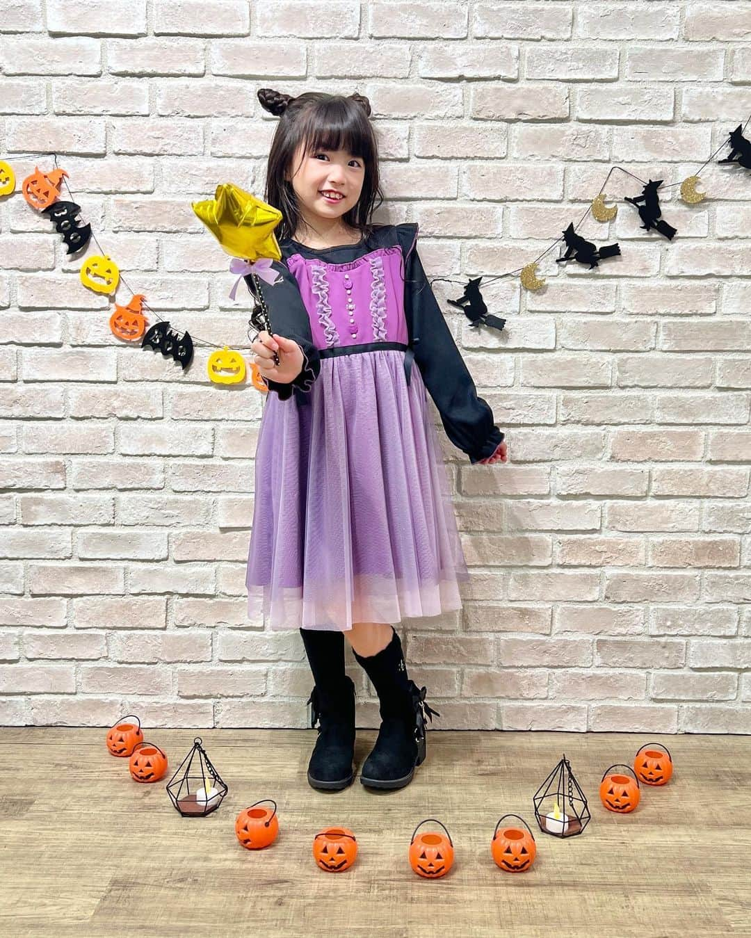 axes_femme_kidsさんのインスタグラム写真 - (axes_femme_kidsInstagram)「🎃HappyHalloween🍬  ハロウィーンイベントにもぴったり♪ 着心地の良いリブカットソーとのドッキングワンピース🍭 スカート部分は、キラキラのラメチュールに 派手すぎないように無地チュールを重ね ふわっとしたシルエットがポイント🎀  🎃キラキラチュール切替ワンピ 120cm~150cm 展開 ¥6,600(税込)  . . . . ✻model :sayuちゃん✻ @sayu_melody   . . *:..｡♡*ﾟ¨ﾟﾟ･*:..｡♡*ﾟ¨ﾟﾟ･*:..｡♡*ﾟ¨ﾟ･*:..｡♡*ﾟ¨ﾟﾟ･*:.  #ハロウィンコーデ  #axesfemme #axes #アクシーズ  #axesfemmekids #アクシーズキッズ  #2023aw #オシャレキッズ #キッズファッションショー #キッズ  #キッズコーデ #秋コーデ #kawaiiでつながろっ #axesfemmeでもっとつながろう  *:..｡♡*ﾟ¨ﾟﾟ･*:..｡♡*ﾟ¨ﾟﾟ･*:..｡♡*ﾟ¨ﾟ･*:..｡♡*ﾟ¨ﾟﾟ･*:」10月22日 20時56分 - axes_femme_kids