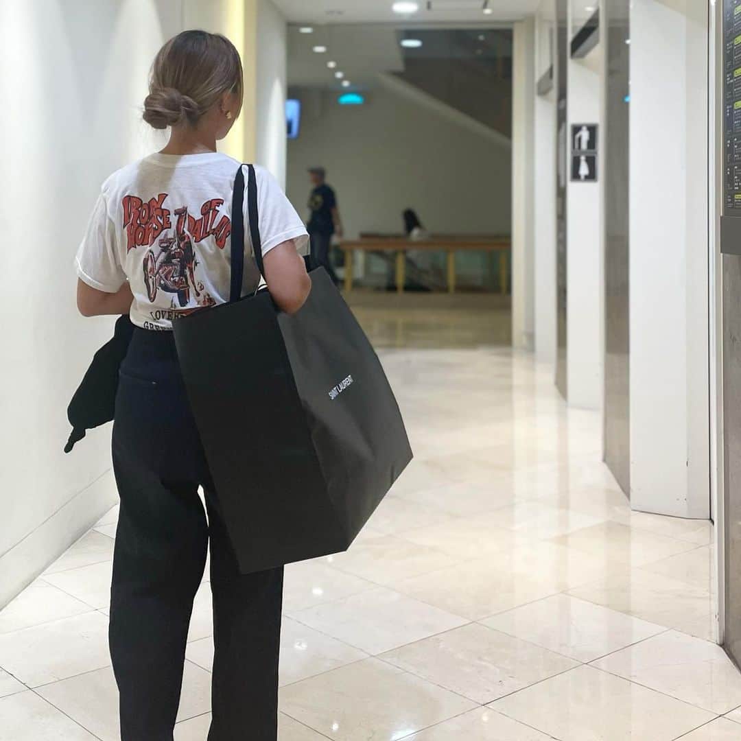 森田えりかのインスタグラム：「展示会の投稿じゃなく マイペースwww   気に入ってるTシャツ、表も裏も。 柄やクタッと感、現代の物とは違うVintage Tシャツの良さよ❤️👏」