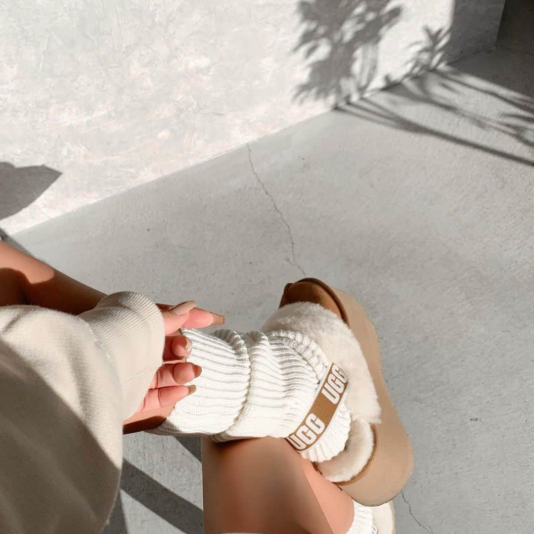 Ryonaのインスタグラム：「. . mouton sandal 🤎🤍  #ugg  #ootd」