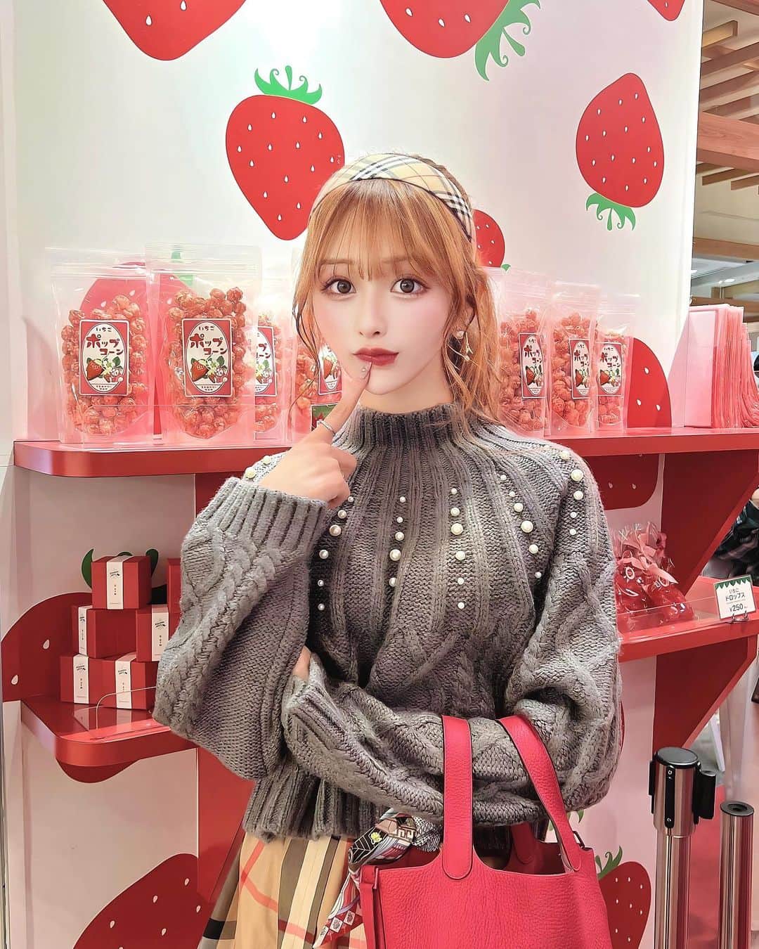 のインスタグラム：「いちごの専門店で いちご飴といちごタルトといちご大福食べた🍓♡  いちごとか無限に食べれる♾️」