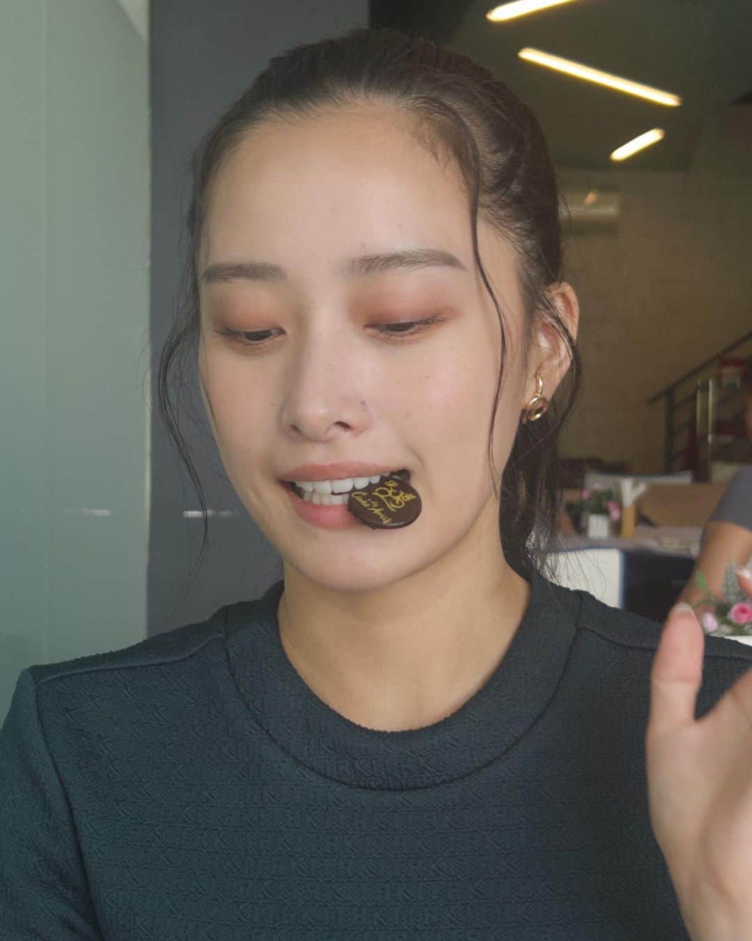 早坂風海さんのインスタグラム写真 - (早坂風海Instagram)「アプリで撮ったら画質がいい感じになった📸 ケーキの上にのってたチョコ食べてます😗 ⁡ ⁡ そしてそして、 明日10月23日(月)「おはよう朝日です」のクローズアップのコーナーに出演します☀️ ⁡ チェックザヒッツの週がやってきました☝️ 久しぶり！ ⁡ 今回はどんな内容なのでしょうか😏 ⁡ コーナーは、7:37頃〜です！ 是非見てください🐰🤍 ⁡ ⁡ ⁡ #アイシャドウ濃いめ #早坂風海 #カザスタグラム #おはよう朝日です #おは朝 #チェックザヒッツ」10月22日 20時59分 - kazami42_official