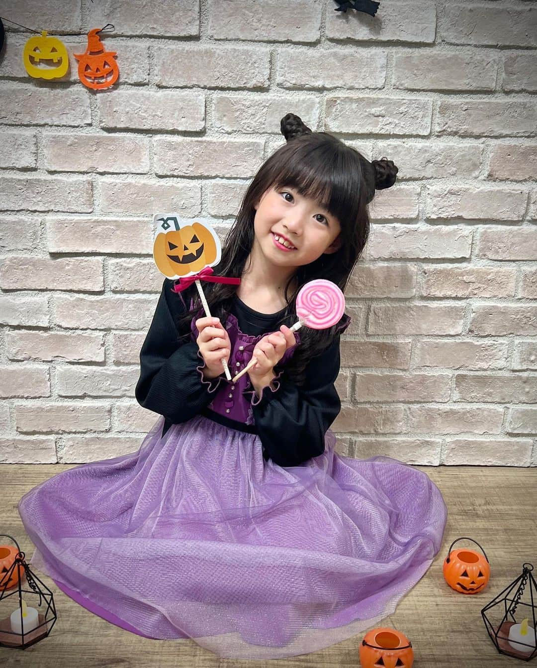 axes_femme_kidsさんのインスタグラム写真 - (axes_femme_kidsInstagram)「🎃HappyHalloween🍬  ハロウィーンイベントにもぴったり♪ 着心地の良いリブカットソーとのドッキングワンピース🍭 スカート部分は、キラキラのラメチュールに 派手すぎないように無地チュールを重ね ふわっとしたシルエットがポイント🎀  🎃キラキラチュール切替ワンピ 120cm~150cm 展開 ¥6,600(税込)  . . . . ✻model :sayuちゃん✻ @sayu_melody   . . *:..｡♡*ﾟ¨ﾟﾟ･*:..｡♡*ﾟ¨ﾟﾟ･*:..｡♡*ﾟ¨ﾟ･*:..｡♡*ﾟ¨ﾟﾟ･*:.  #ハロウィンコーデ  #axesfemme #axes #アクシーズ  #axesfemmekids #アクシーズキッズ  #2023aw #オシャレキッズ #キッズファッションショー #キッズ  #キッズコーデ #秋コーデ #kawaiiでつながろっ #axesfemmeでもっとつながろう  *:..｡♡*ﾟ¨ﾟﾟ･*:..｡♡*ﾟ¨ﾟﾟ･*:..｡♡*ﾟ¨ﾟ･*:..｡♡*ﾟ¨ﾟﾟ･*:」10月22日 20時59分 - axes_femme_kids