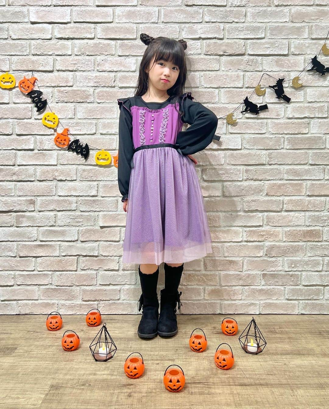 axes_femme_kidsさんのインスタグラム写真 - (axes_femme_kidsInstagram)「🎃HappyHalloween🍬  ハロウィーンイベントにもぴったり♪ 着心地の良いリブカットソーとのドッキングワンピース🍭 スカート部分は、キラキラのラメチュールに 派手すぎないように無地チュールを重ね ふわっとしたシルエットがポイント🎀  🎃キラキラチュール切替ワンピ 120cm~150cm 展開 ¥6,600(税込)  . . . . ✻model :sayuちゃん✻ @sayu_melody   . . *:..｡♡*ﾟ¨ﾟﾟ･*:..｡♡*ﾟ¨ﾟﾟ･*:..｡♡*ﾟ¨ﾟ･*:..｡♡*ﾟ¨ﾟﾟ･*:.  #ハロウィンコーデ  #axesfemme #axes #アクシーズ  #axesfemmekids #アクシーズキッズ  #2023aw #オシャレキッズ #キッズファッションショー #キッズ  #キッズコーデ #秋コーデ #kawaiiでつながろっ #axesfemmeでもっとつながろう  *:..｡♡*ﾟ¨ﾟﾟ･*:..｡♡*ﾟ¨ﾟﾟ･*:..｡♡*ﾟ¨ﾟ･*:..｡♡*ﾟ¨ﾟﾟ･*:」10月22日 20時59分 - axes_femme_kids