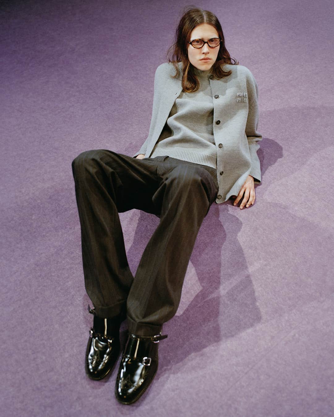 のインスタグラム：「Miu Miu Fall/Winter 2023 collection.   Featuring @asleeponthes0fa. Photographed by @ZoeGhertner. Creative direction by @EdwardQuarmby. Styled by @LottaVolkova.  #MiuMiuLIVE #MiuMiuFW23」