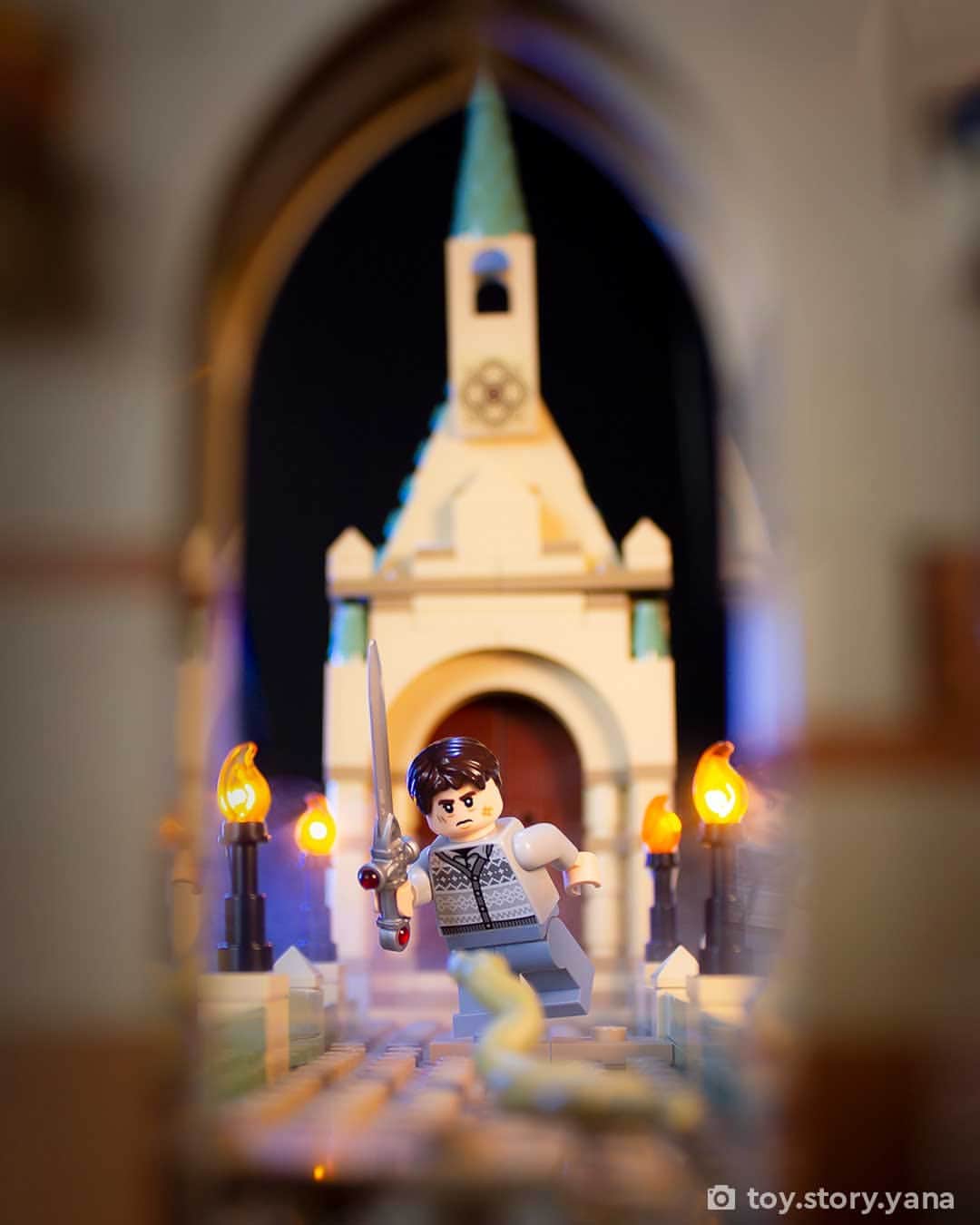 のインスタグラム：「This makes us want to watch this epic battle again! 🙌✨  📸 @toy.story.yana & @taskera_photography from @BrickCentral」