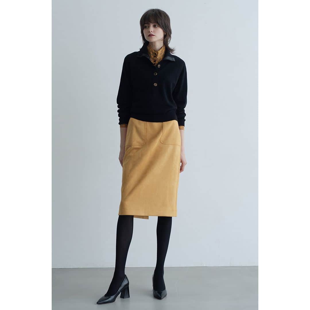 のインスタグラム：「2023 Winter Collection  KNIT 30-32-11-905 ハイネックプルオーバーニット 10月入荷予定  BLOUSE　10-32-01-006 チェーンプリントスタンドカラーブラウス 10月入荷予定  SKIRT 30-32-08-611 スエード調タイトスカート  ※入荷時期は変更になる場合がございます。  新作は @naracamicie_jp プロフィールURLからチェック！  #ナラカミーチェ #2023autumn #2023aw #2023秋 #2023秋冬」