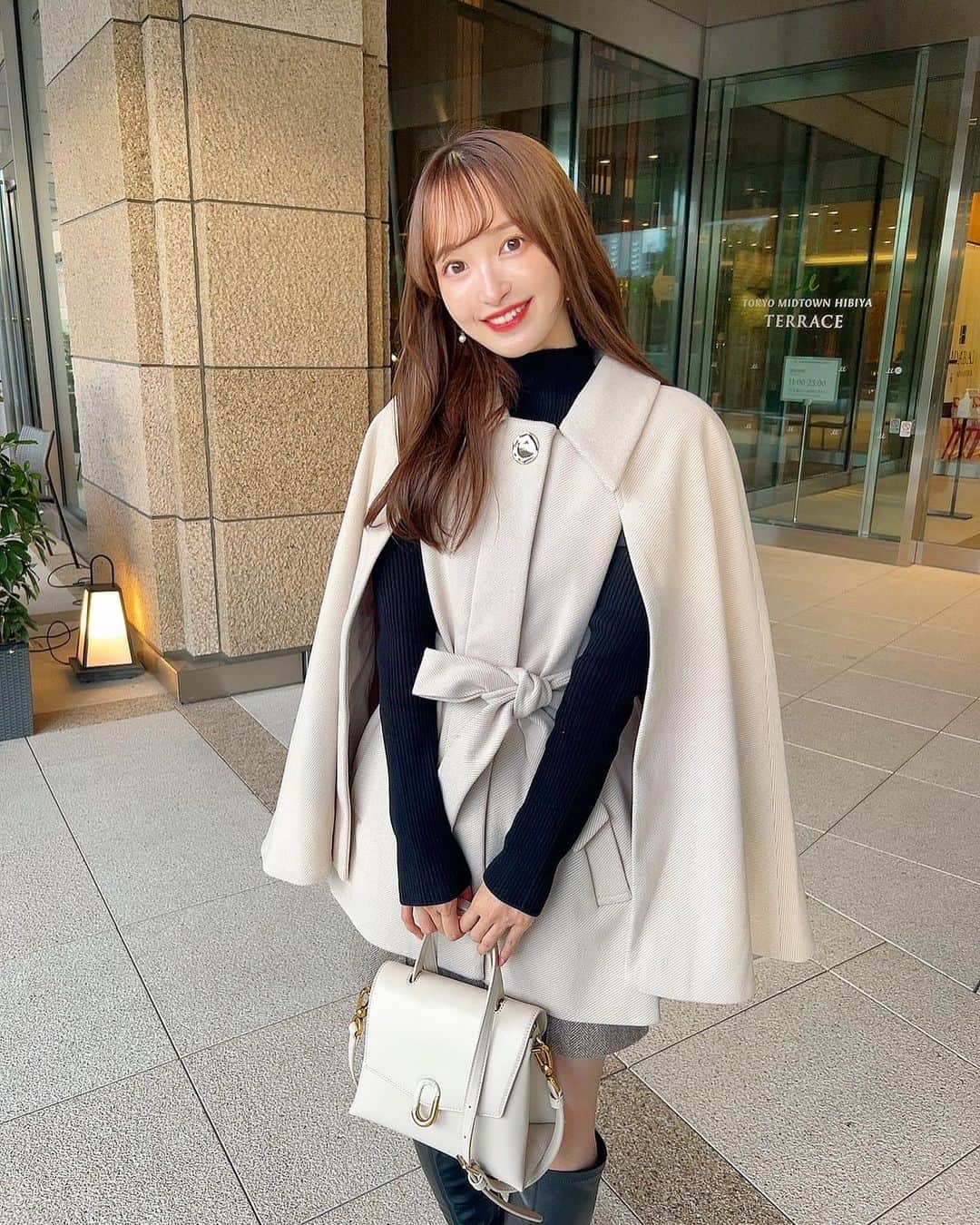 あかねぴのインスタグラム：「. ⁡ お出かけコーデ🥐 ケープコート存在感あってかわいい🤍 ⁡ 少しずつ寒くなってきて 秋服が着れてうれしい気温だね〜🍂 今年のアウターはどうしようかな？って ずっと迷ってる🧥💭 ⁡ ⁡ #ootd #code #coat #dazzlin #155cmコーデ #コーデ #秋コーデ #冬コーデ #ケープコート #コート #アウター」