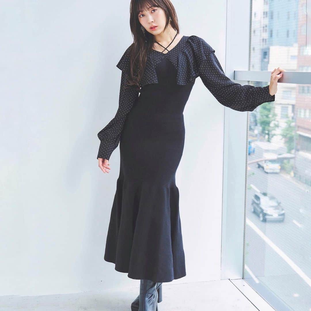 MERCURYDUOのインスタグラム：「《 WEB CATALOG INFO 》  ㅤ ✔️10.20(FRI)release!! #渡辺美優紀 さんが着るMERCURYDUOの新作コレクション公開！  “When you're ready”  上品さ漂う千鳥柄のニットワンピースに あえてオーバーサイズのジャケットを羽織ったり、  光沢感が上品な花柄スカートに さり気ない肌見せニットを合わせたコーディネートなど、  気取らないフェミニンスタイルを提案します。  このWEBマガジンだけに魅せてくれた、 渡辺美優紀さんのナチュラルな着こなしと愛くるしい表情は必見です。  ㅤ #RUNWAYchannel にて特集ページUP！ 渡辺美優紀さん着用アイテムを全店舗・WEBにて販売開始！  ———————————————  人気スタッフのコーディネートはこちら ▶︎ @mercuryduo_stylingㅤㅤㅤㅤㅤㅤ  #MERCURYDUO #マーキュリーデュオ #mercuryduo_watanabemiyuki #RUNWAYchannel #渡辺美優紀 #みるきー #ちゃぷ民  ———————————————」