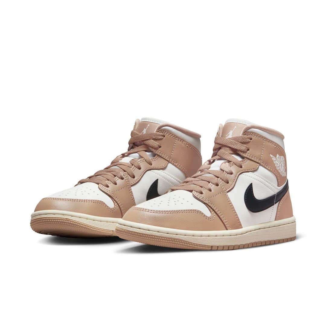 のインスタグラム：「・ 【10/23 Release】  JORDAN BRAND WMNS AIR JORDAN 1 MID BQ6472-103 ￥18,700  ＊店舗により取り扱いサイズが異なります。 ＊お一人様1点までとさせて頂きます。 ＊お電話や店頭でのお取り置きなどは承れませんので予めご了承ください。 ＊数に限りがございます。売りれの際はご了承下さい。  ＊発売日当日の状況によって、整理券をお渡ししての入店案内 　もしくは抽選販売等に変更させて頂く場合が御座います。 ＊スタッフの指示に従って頂けない場合は、販売を中止させて頂く場合も御座います。  https://gs.abc-mart.net/calendar/?utm_source=FB&utm_medium=social&utm_campaign=BQ6472-103  #abcmart #abcマート #ABCGS #NIKE #ナイキ #nikejordan #jordan #AJ1 #jordan1 #エアジョーダン」