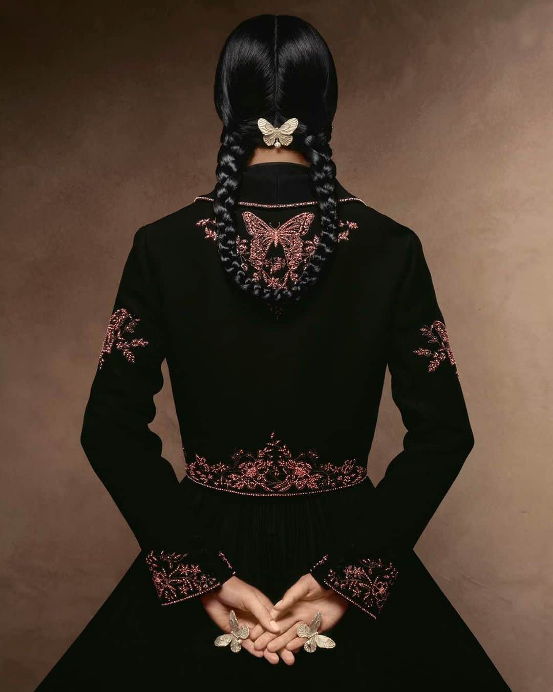 のインスタグラム：「The #DiorCruise 2024 collection is an exploration of the arresting nature of delicacy, as encapsulated by @MariaGraziaChiuri. Within its dedicated references, discover elaborative collar designs that elevate jersey and black velvet, and glimpse the bewitching presence of butterfly-like jacquards. Each stitch represents a collaborative endeavor in producing original designs with talented local artisans and their ateliers. © @BrigitteNiedermairStudio」
