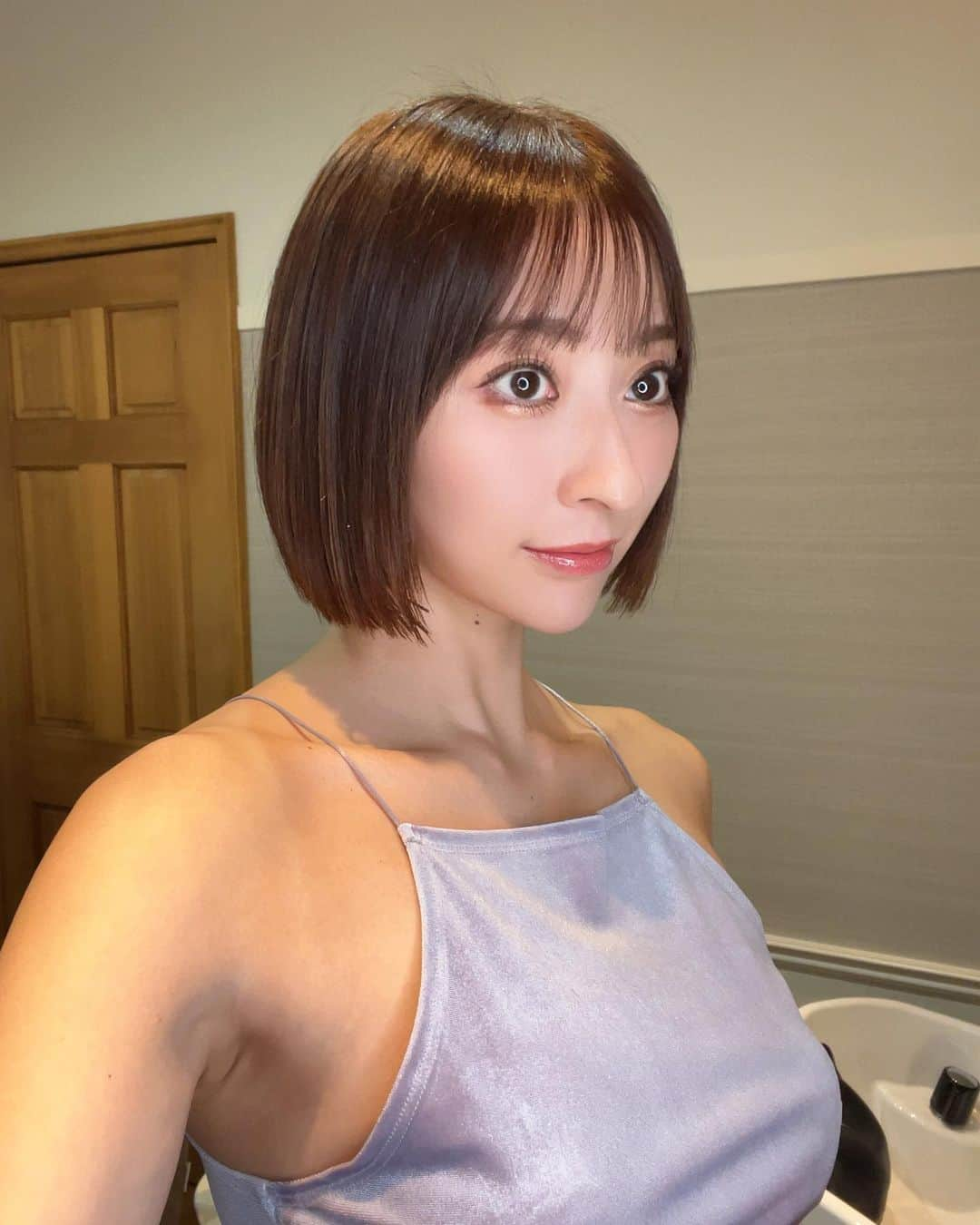 緒方咲さんのインスタグラム写真 - (緒方咲Instagram)「NEWヘアー💇‍♀️💕  LOANA六本木の山根さん(@yujiyamane )に リタッチとカットしてもらいましたっ✂️✨  切りっぱなしのショートボブにしてもらったよ🥰💕 めちゃくちゃ可愛い❤️❤️❤️❤️  切りっぱなしのデザインだと全然寝癖が付かなくて、 ずっと髪がまとまってくれるからほぼアイロンいらずで 生活がとても楽で感動してる😭✨‼️  ワンレングスだから髪の艶もすごい出る💖💖  何で今までやらなかったんだろうって思う...笑  そして山根さんは毎回とても丁寧に髪を綺麗に してくれて👼🤍  大満足の仕上がりでした😆🌷🌼 いつも本当にありがとうございます🙇‍♀️✨🙇‍♀️✨  #loana #loanaroppongi #roppongi #六本木 #ヘアサロン #hairsalon #mii #miihair #haircare #miiシャンプー #miiトリートメント #シャンプー #トリートメント #ヘアケア #シャンプー難民 #ホームケア #ホームケアが大切 #ミィーシャンプー #ミィートリートメント #hair #japanesegirl #萌 #自拍 #模特 #粉我 #tbt #swag #动漫 #Instagravure #instalove」10月22日 21時01分 - chaaansaki