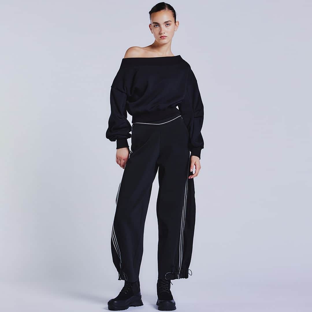Double Standard Clothingのインスタグラム：「. NEW ARRIVAL 2023 WINTER COLLECTION  [TOPS] ESSENTIAL / オフショルダーロングスリーブトップス price. 17,600円(税込) color. モカ / ブラック size. 36 / 38  [BOTTOMS] ESSENTIAL / サイドラインパンツ price. 27,500円(税込) color. ブラック size. 36 / 38  ------------------------------------------- #doublestandardclothing #tokyo #DSC #sov #dscessential #nightstore #2023winter  #fashion #ootd」