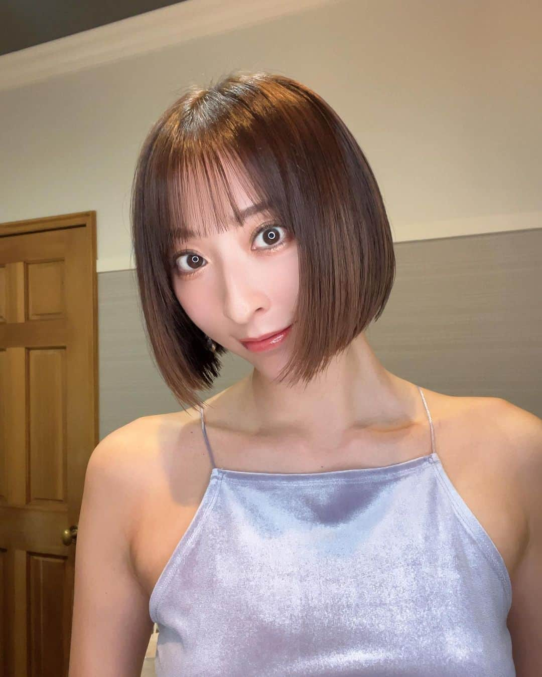 緒方咲のインスタグラム：「NEWヘアー💇‍♀️💕  LOANA六本木の山根さん(@yujiyamane )に リタッチとカットしてもらいましたっ✂️✨  切りっぱなしのショートボブにしてもらったよ🥰💕 めちゃくちゃ可愛い❤️❤️❤️❤️  切りっぱなしのデザインだと全然寝癖が付かなくて、 ずっと髪がまとまってくれるからほぼアイロンいらずで 生活がとても楽で感動してる😭✨‼️  ワンレングスだから髪の艶もすごい出る💖💖  何で今までやらなかったんだろうって思う...笑  そして山根さんは毎回とても丁寧に髪を綺麗に してくれて👼🤍  大満足の仕上がりでした😆🌷🌼 いつも本当にありがとうございます🙇‍♀️✨🙇‍♀️✨  #loana #loanaroppongi #roppongi #六本木 #ヘアサロン #hairsalon #mii #miihair #haircare #miiシャンプー #miiトリートメント #シャンプー #トリートメント #ヘアケア #シャンプー難民 #ホームケア #ホームケアが大切 #ミィーシャンプー #ミィートリートメント #hair #japanesegirl #萌 #自拍 #模特 #粉我 #tbt #swag #动漫 #Instagravure #instalove」