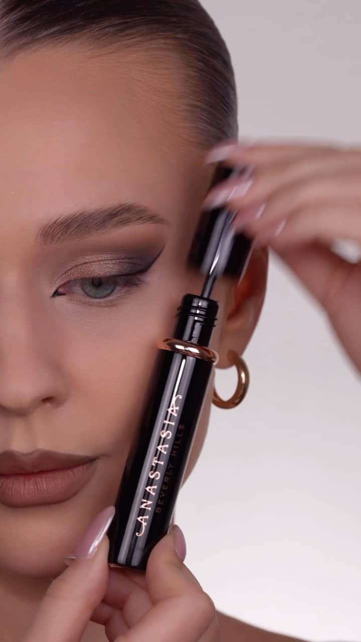 Anastasia Beverly Hillsのインスタグラム：「Adding this to our “must recreate” list!! 😍 @natasha.divo (she/her) serves in this Sultry glam look, finishing off with #ABHLashSculpt and NEW Glow Seeker Highlighter ✨💫   Head to @sephora to grab these ABH newbies! 🔥  #AnastasiaBeverlyHills」