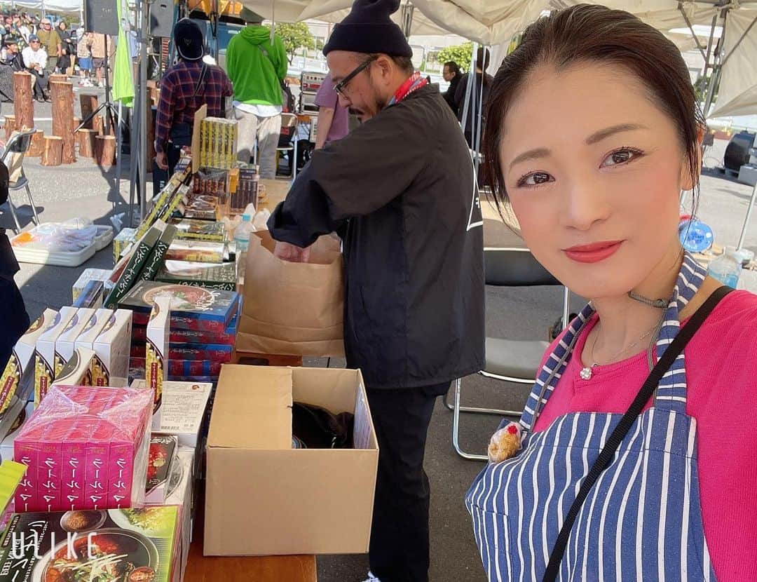 一条もんこさんのインスタグラム写真 - (一条もんこInstagram)「TOKYO OUTDOORMARKET2023  ステージイベントご覧いただきありがとうございました！！  アウトドアでも簡単に美味しく作れるバターチキンカレーとタンドリーチキンのレシピをご紹介させていただきました。  都内最大級のアウトドアイベント、本当に凄かった です😍 ご来場の皆さまありがとうございました！！  #TOKYO OUTDOORMARKET2023#ゴーアウト#アウトドア#イベント#イベント出演#カレー教室#ステージ出演#カレー#curry#レトルトカレー#キャンプカレー#バターチキンカレー#タンドリーチキン#簡単料理#時短料理#36チャンバーズオブスパイス#一条もんこ」10月22日 21時12分 - monko1215