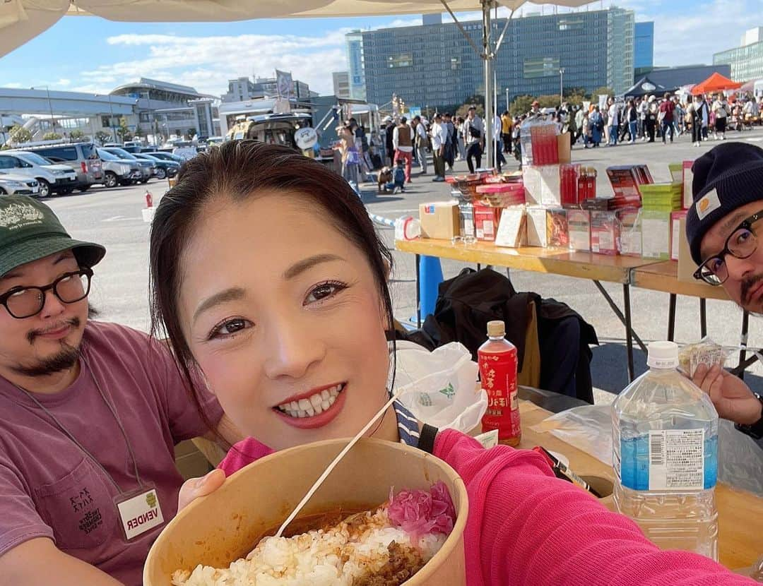 一条もんこさんのインスタグラム写真 - (一条もんこInstagram)「TOKYO OUTDOORMARKET2023  ステージイベントご覧いただきありがとうございました！！  アウトドアでも簡単に美味しく作れるバターチキンカレーとタンドリーチキンのレシピをご紹介させていただきました。  都内最大級のアウトドアイベント、本当に凄かった です😍 ご来場の皆さまありがとうございました！！  #TOKYO OUTDOORMARKET2023#ゴーアウト#アウトドア#イベント#イベント出演#カレー教室#ステージ出演#カレー#curry#レトルトカレー#キャンプカレー#バターチキンカレー#タンドリーチキン#簡単料理#時短料理#36チャンバーズオブスパイス#一条もんこ」10月22日 21時12分 - monko1215