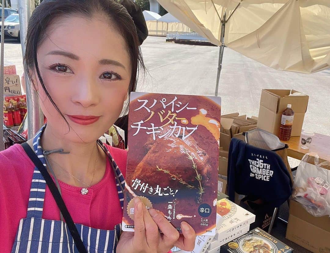 一条もんこさんのインスタグラム写真 - (一条もんこInstagram)「TOKYO OUTDOORMARKET2023  ステージイベントご覧いただきありがとうございました！！  アウトドアでも簡単に美味しく作れるバターチキンカレーとタンドリーチキンのレシピをご紹介させていただきました。  都内最大級のアウトドアイベント、本当に凄かった です😍 ご来場の皆さまありがとうございました！！  #TOKYO OUTDOORMARKET2023#ゴーアウト#アウトドア#イベント#イベント出演#カレー教室#ステージ出演#カレー#curry#レトルトカレー#キャンプカレー#バターチキンカレー#タンドリーチキン#簡単料理#時短料理#36チャンバーズオブスパイス#一条もんこ」10月22日 21時12分 - monko1215