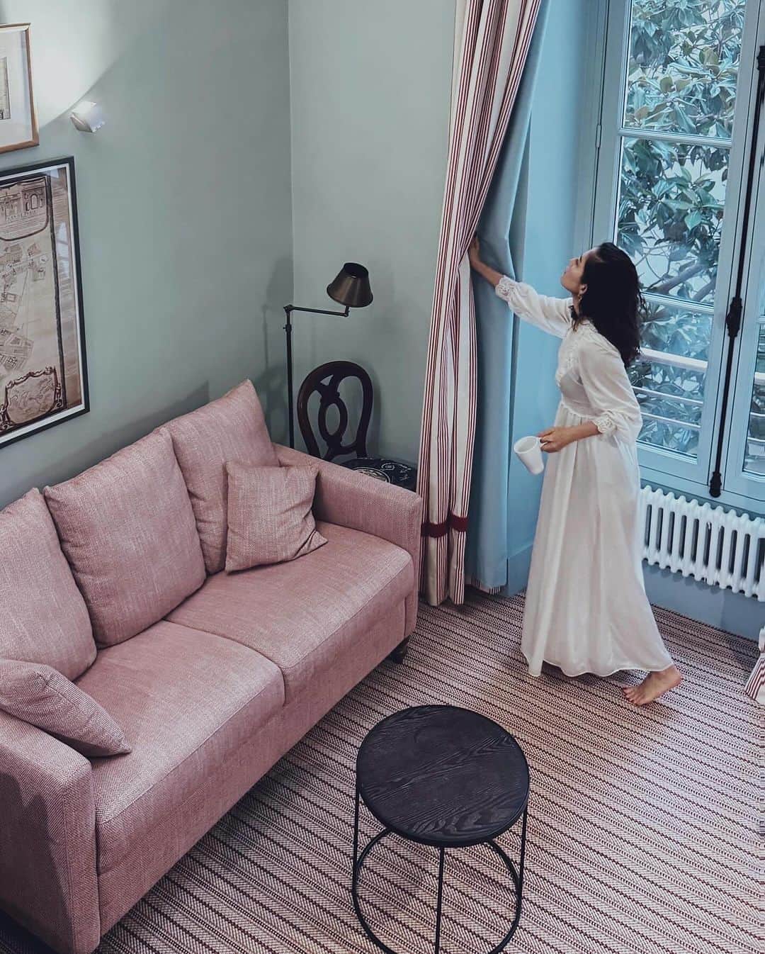 白澤貴子のインスタグラム：「Dolce far niente♡  パリでは何をして過ごすの？はよく聞かれる質問ですが、基本的にはほぼ予定を組まず、街をひたすら散歩したり、部屋でゆっくりしたり、スーパーや公園に行ったり…。 時間をあまり気にすることなく、特になにもしない、という極上の贅沢をするのが私の定番。  ここで過ごした時代を思い出しながら自分の原点に戻って心身ともに整え直しています。  フランスとは関係ないけれどDolce far niente(甘美なる無為)というイタリアの言葉、大好きです。  #白澤とパリ #タグ付けしていないものはヴィンテージです」
