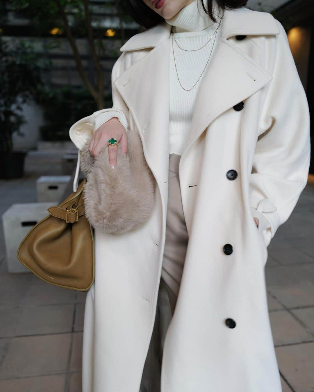 中村麻美さんのインスタグラム写真 - (中村麻美Instagram)「大好きなWhite / Beige 系のワントーンコーデ🤍  Wool trench coat  今年は淡いカラーもご用意しています☺️ ⁡ 首元にファーティペットを合わせて 華やかに仕上げるのもおすすめ♡ ⁡ #anuans #anuans_2023aw」10月22日 21時05分 - asami_nakamura_