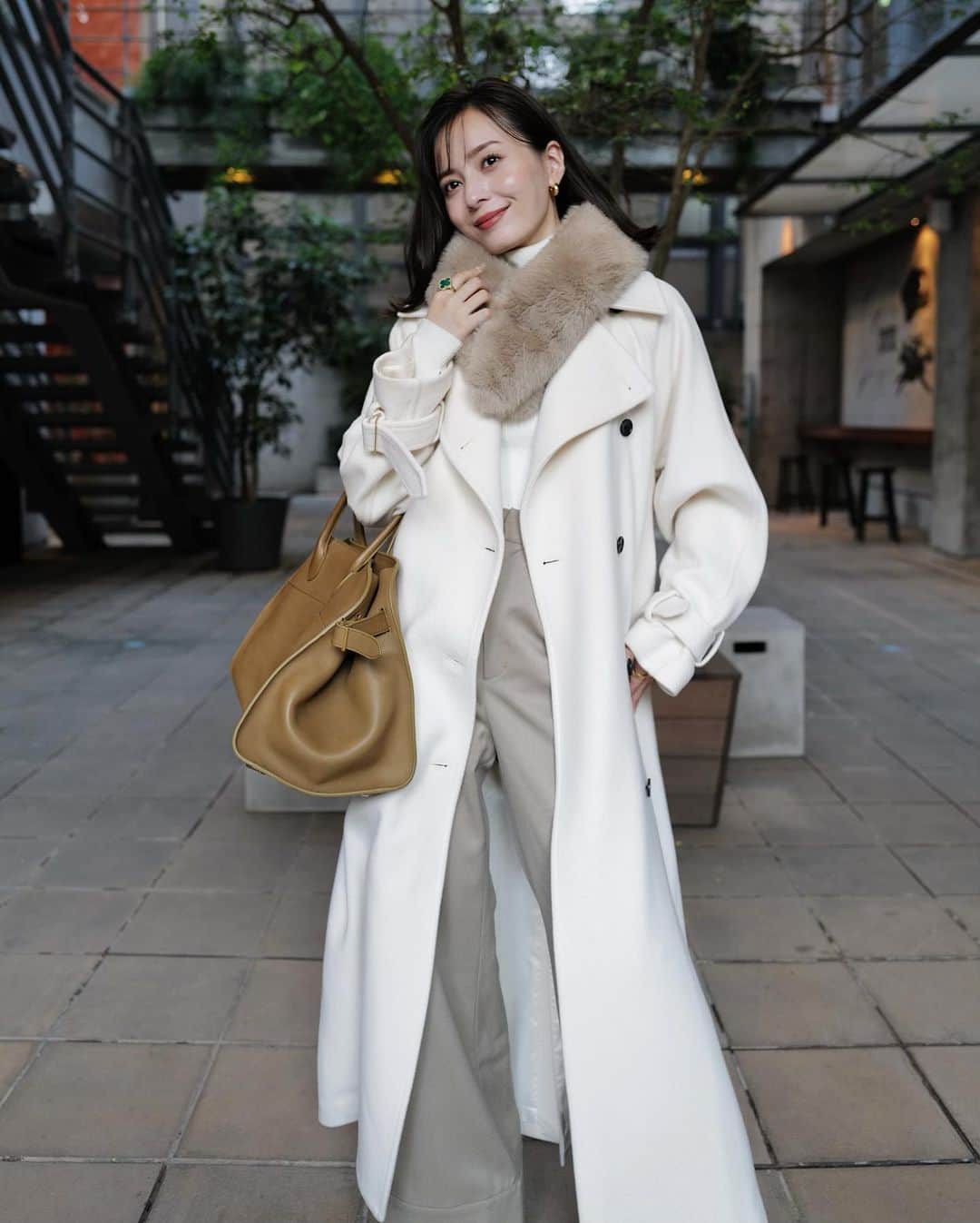 中村麻美さんのインスタグラム写真 - (中村麻美Instagram)「大好きなWhite / Beige 系のワントーンコーデ🤍  Wool trench coat  今年は淡いカラーもご用意しています☺️ ⁡ 首元にファーティペットを合わせて 華やかに仕上げるのもおすすめ♡ ⁡ #anuans #anuans_2023aw」10月22日 21時05分 - asami_nakamura_