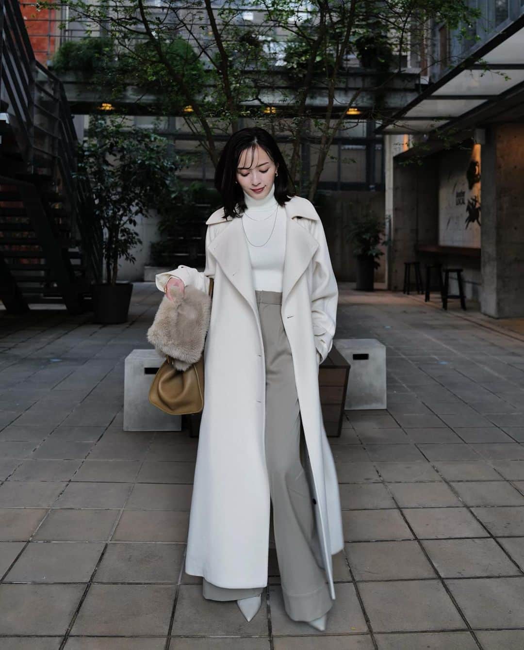 中村麻美さんのインスタグラム写真 - (中村麻美Instagram)「大好きなWhite / Beige 系のワントーンコーデ🤍  Wool trench coat  今年は淡いカラーもご用意しています☺️ ⁡ 首元にファーティペットを合わせて 華やかに仕上げるのもおすすめ♡ ⁡ #anuans #anuans_2023aw」10月22日 21時05分 - asami_nakamura_