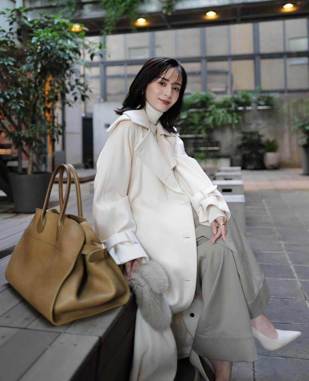 中村麻美さんのインスタグラム写真 - (中村麻美Instagram)「大好きなWhite / Beige 系のワントーンコーデ🤍  Wool trench coat  今年は淡いカラーもご用意しています☺️ ⁡ 首元にファーティペットを合わせて 華やかに仕上げるのもおすすめ♡ ⁡ #anuans #anuans_2023aw」10月22日 21時05分 - asami_nakamura_